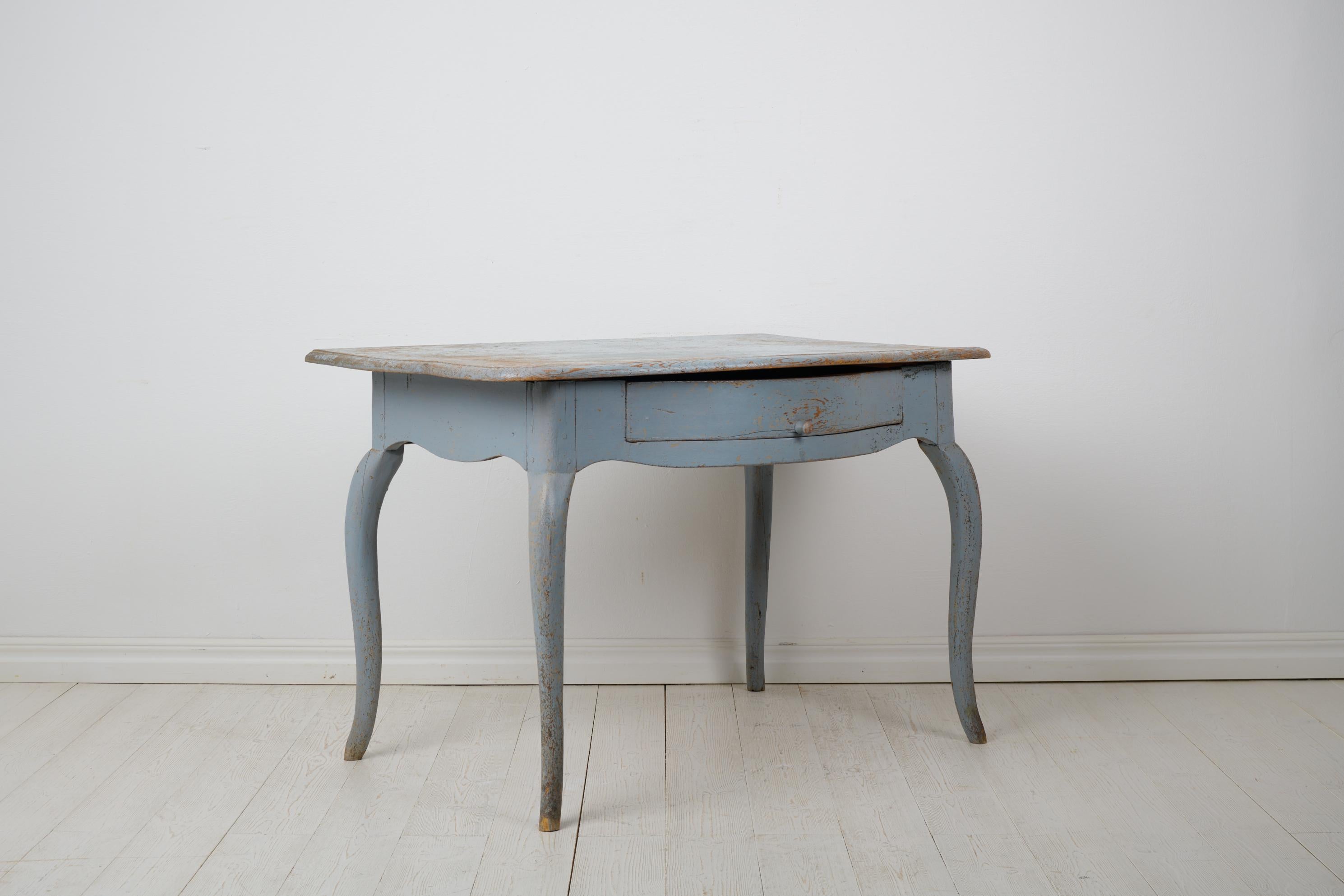 Antiker schwedischer Rokoko-Schreibtisch im Rokoko-Stil mit hellblauer Farbe, Schublade und geschwungenen Rokoko-Beinen (Kiefernholz) im Angebot