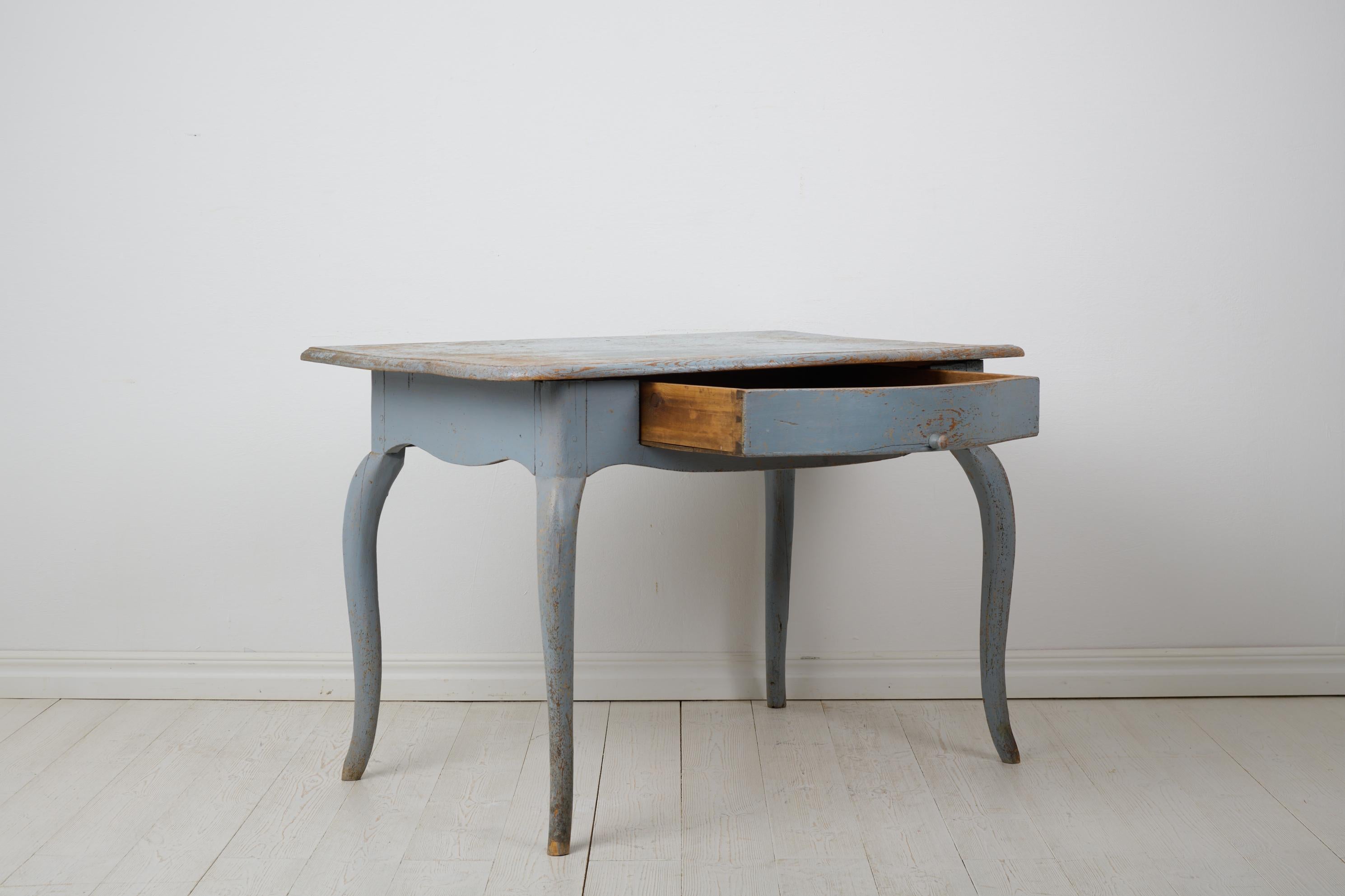 Antiker schwedischer Rokoko-Schreibtisch im Rokoko-Stil mit hellblauer Farbe, Schublade und geschwungenen Rokoko-Beinen im Angebot 1