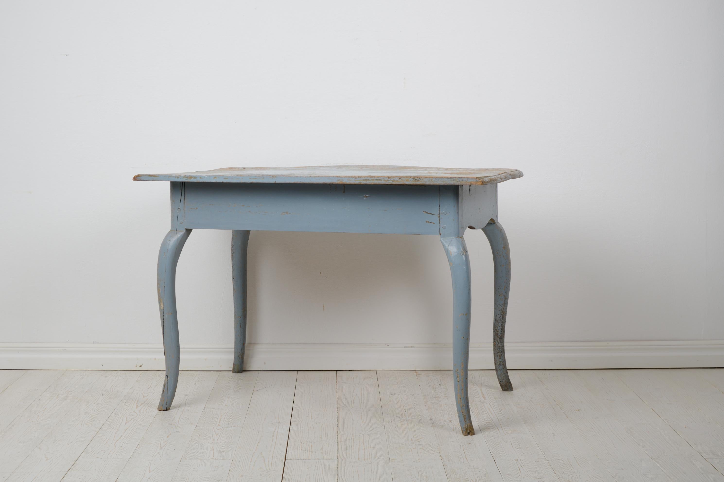 Antiker schwedischer Rokoko-Schreibtisch im Rokoko-Stil mit hellblauer Farbe, Schublade und geschwungenen Rokoko-Beinen im Angebot 2