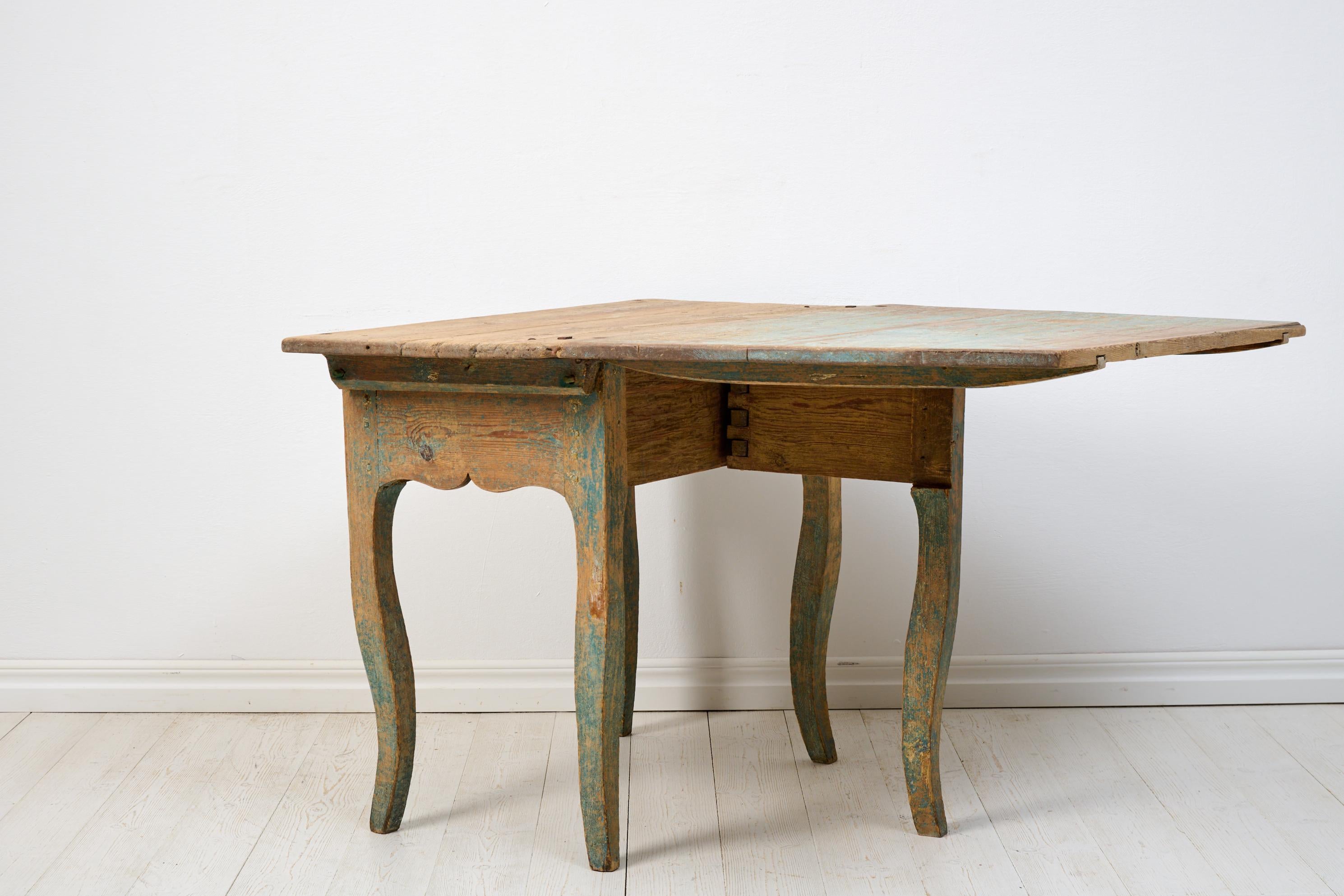 Antique Swedish Rococo Rustic Charming Pine Drop-Leaf Table In Good Condition For Sale In Kramfors, SE