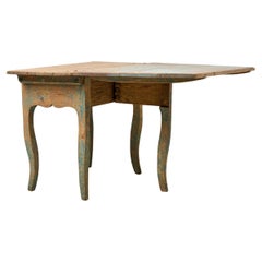 Ancienne table suédoise rococo rustique charmante à feuilles tombantes en pin