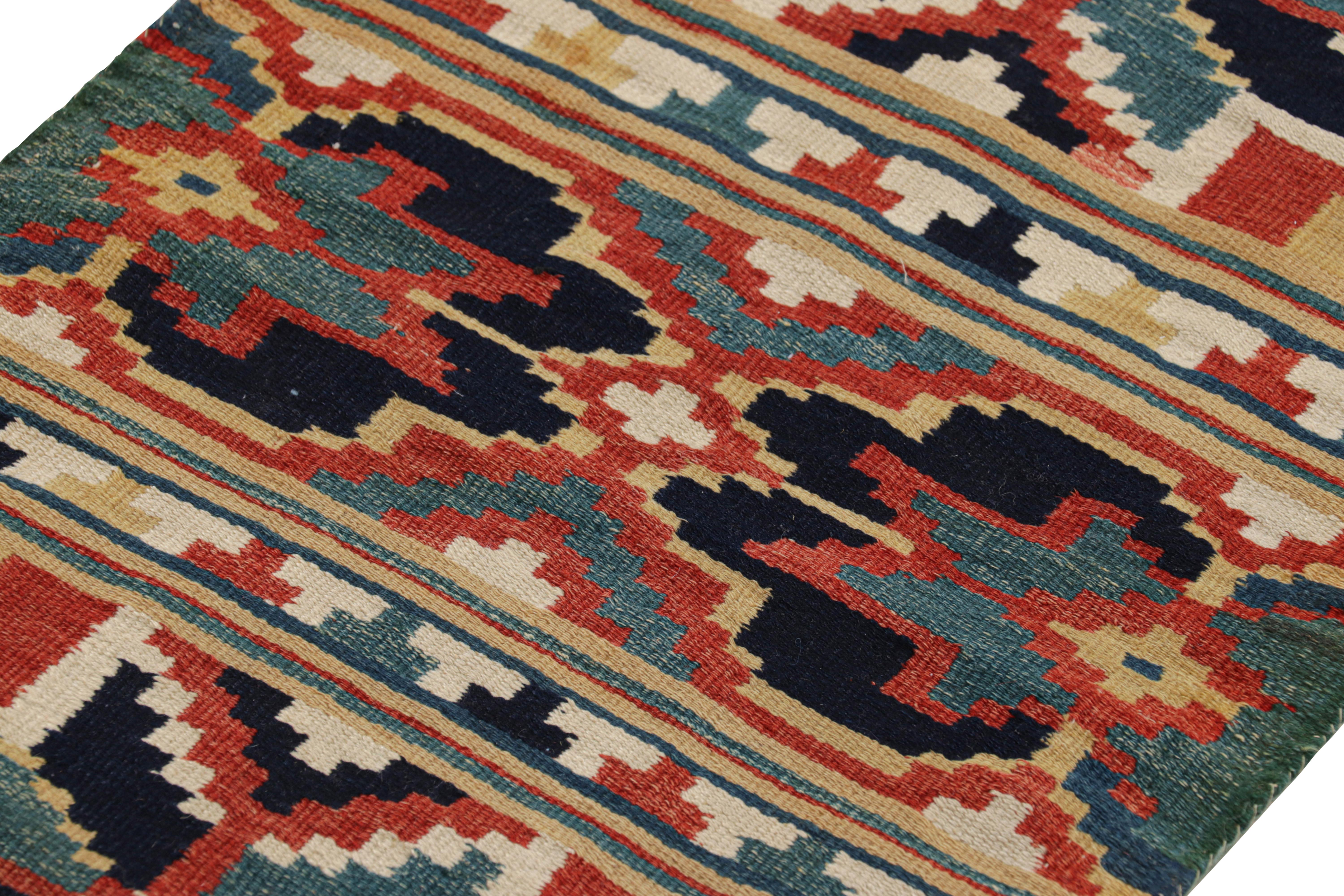 Tessuto a mano in lana verso il 1880-1890, questo antico arazzo svedese 2x3 a trama piatta fa parte della nuova collezione di arazzi classici scandinavi e arte popolare di Rug & Kilim.

Sul design: 

Gli ammiratori dell'artigianato noteranno che