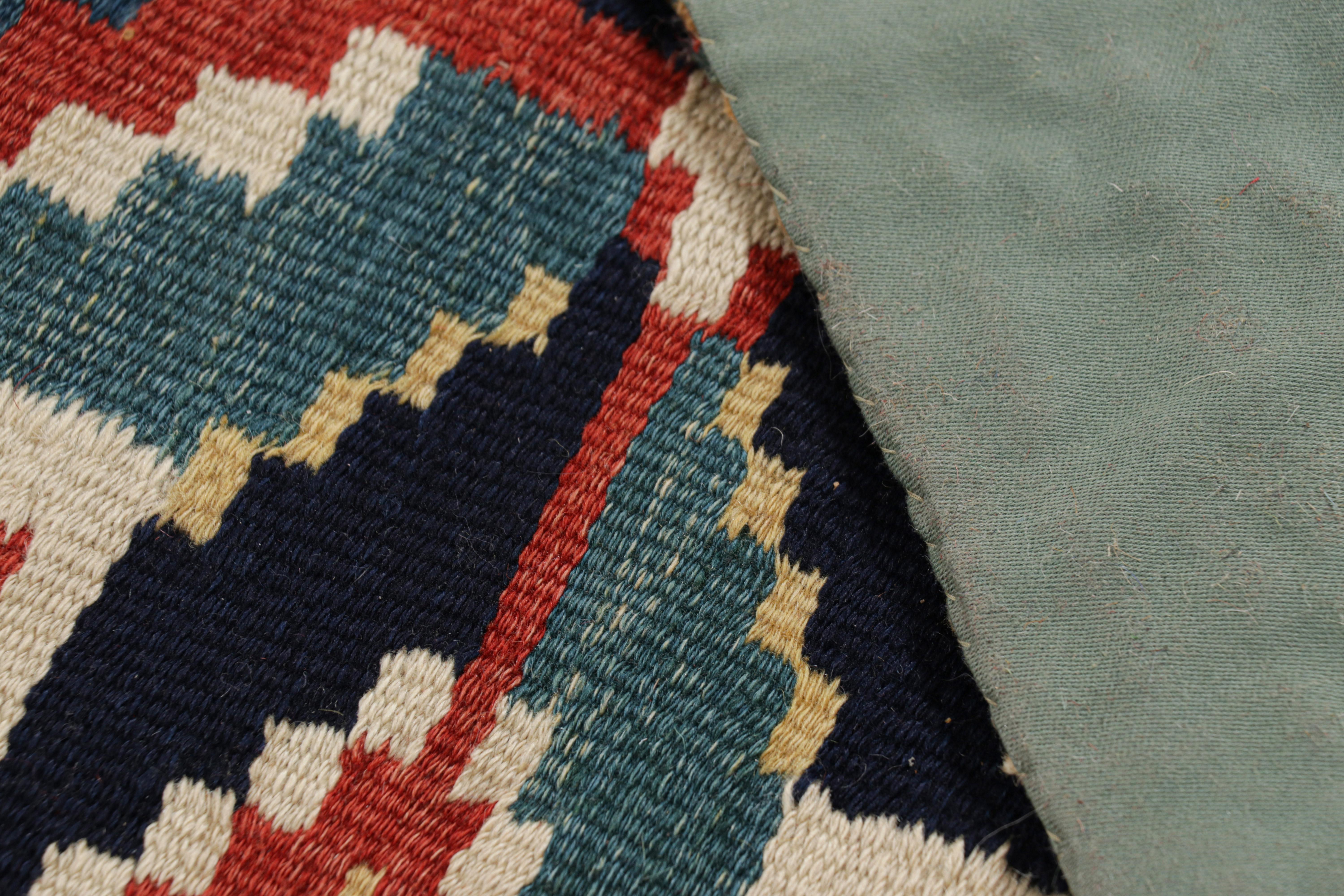 Lana Antico arazzo svedese Rollakan con motivi geometrici, da Rug & Kilim in vendita