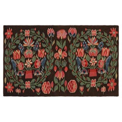 Antiker schwedischer Rollakan-Wandteppich mit Bildnissen und Blumen, von Rug & Kilim