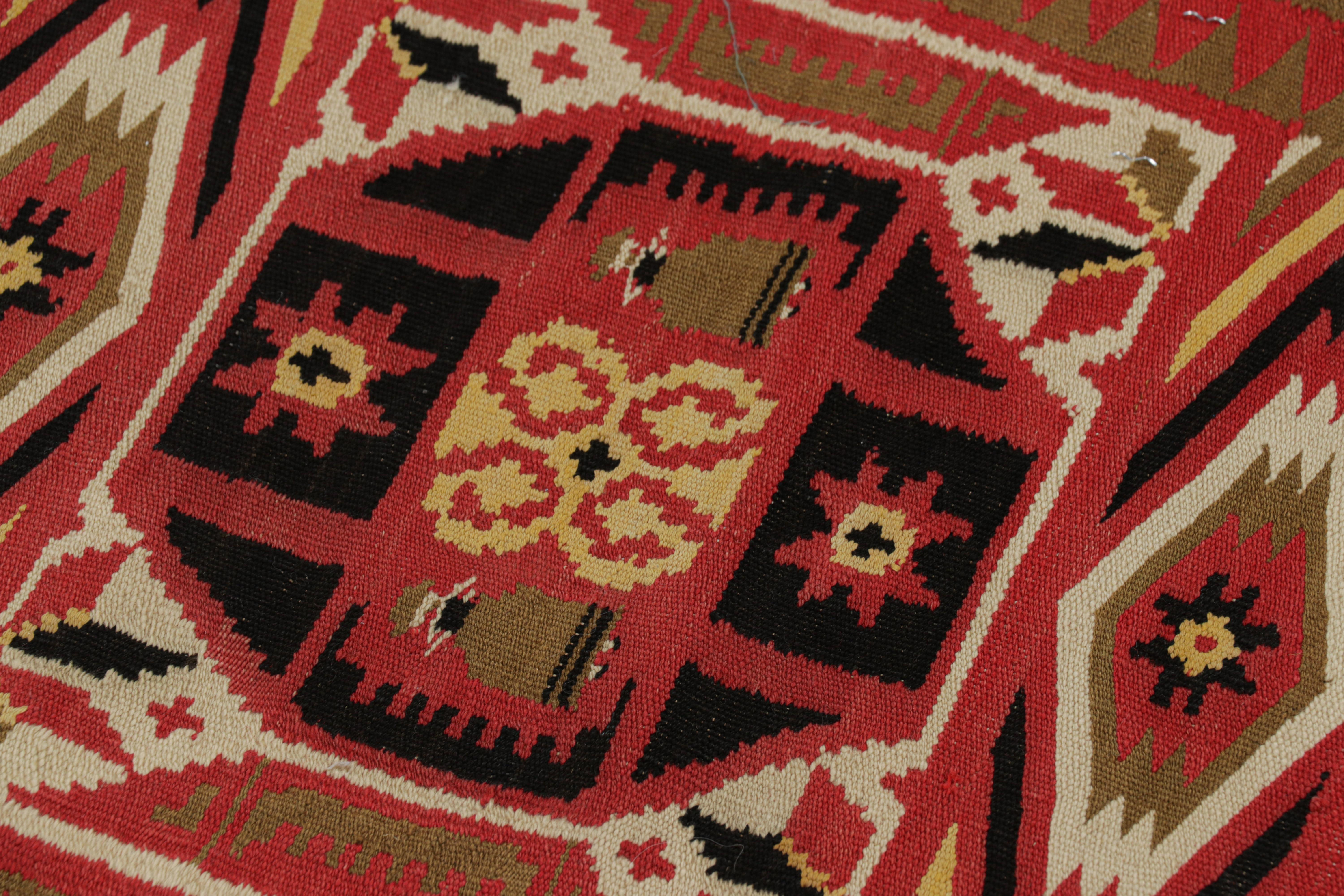 Tessuto a mano in lana intorno al 1880-1890, questo antico arazzo svedese 1x1 a trama piatta  è un ricco tesoro della tradizione scandinava della tessitura Rollakan e Flamskvav. 

Sul design: 

Un rosso caldo e saturo sottolinea i ricchi toni del