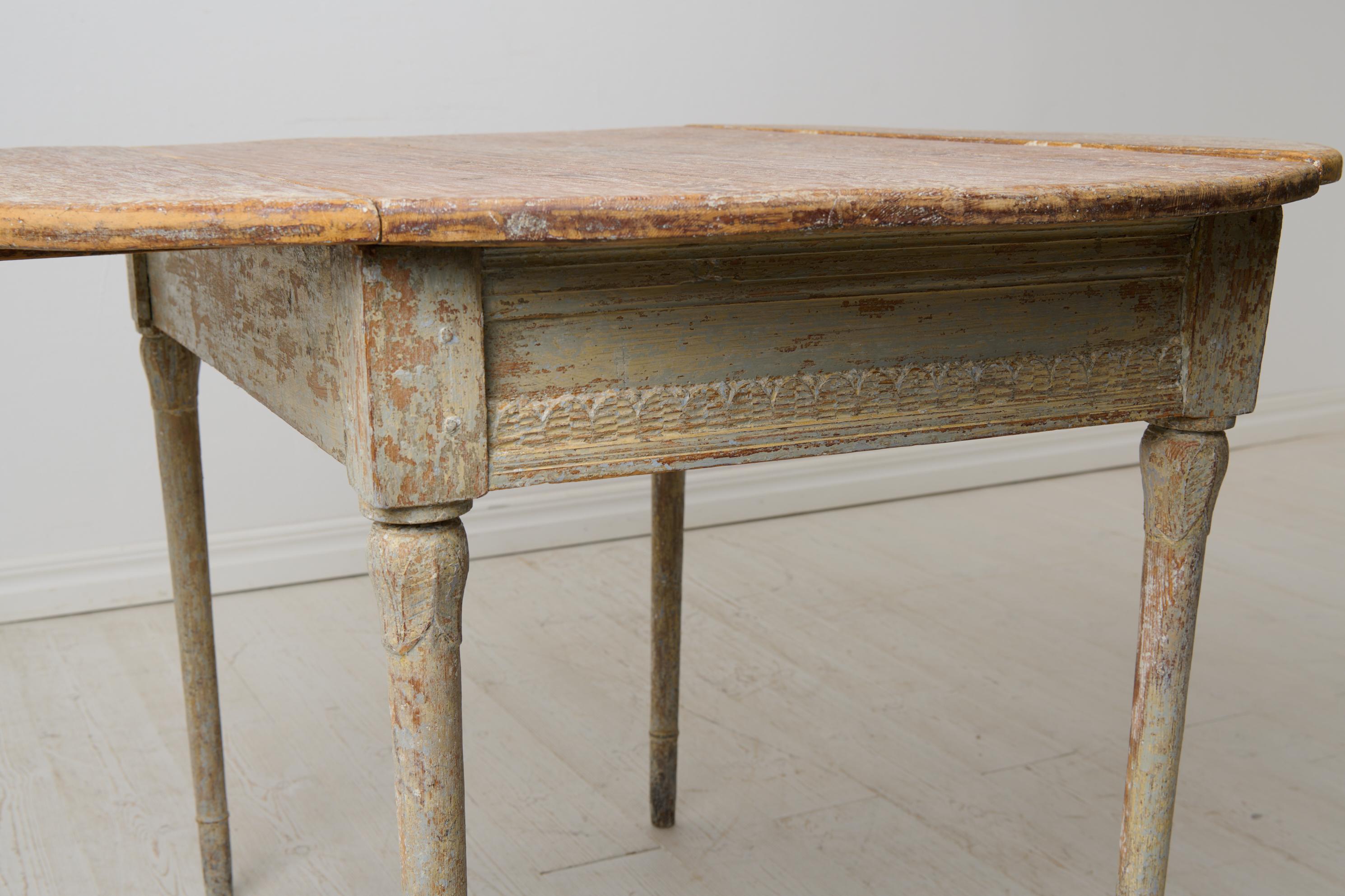 Antique Swedish Round Drop-Leaf Dining Table from the Gustavian Period For Sale 4
