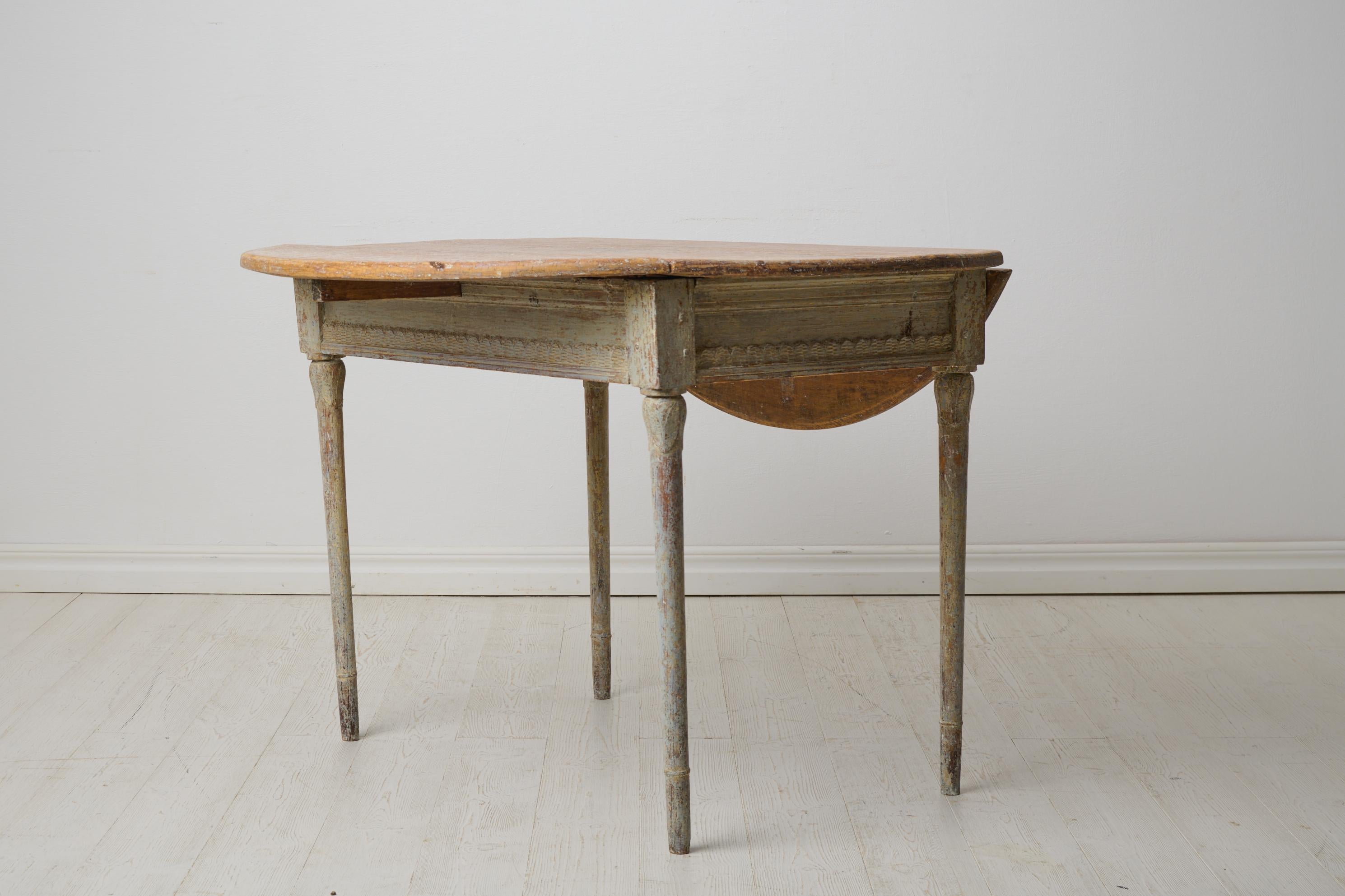 Antique Swedish Round Drop-Leaf Dining Table from the Gustavian Period In Good Condition For Sale In Kramfors, SE