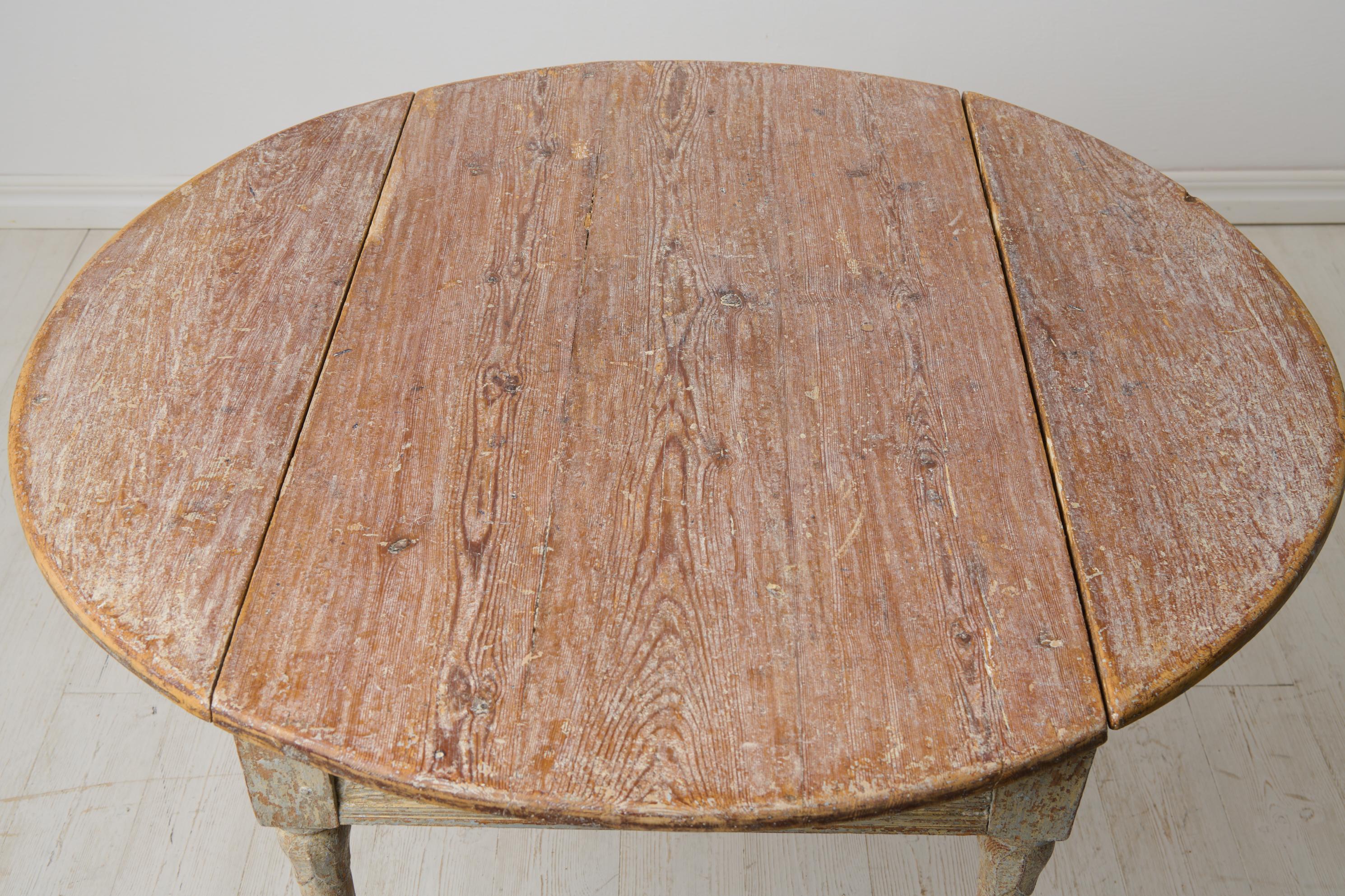 Antique Swedish Round Drop-Leaf Dining Table from the Gustavian Period For Sale 2