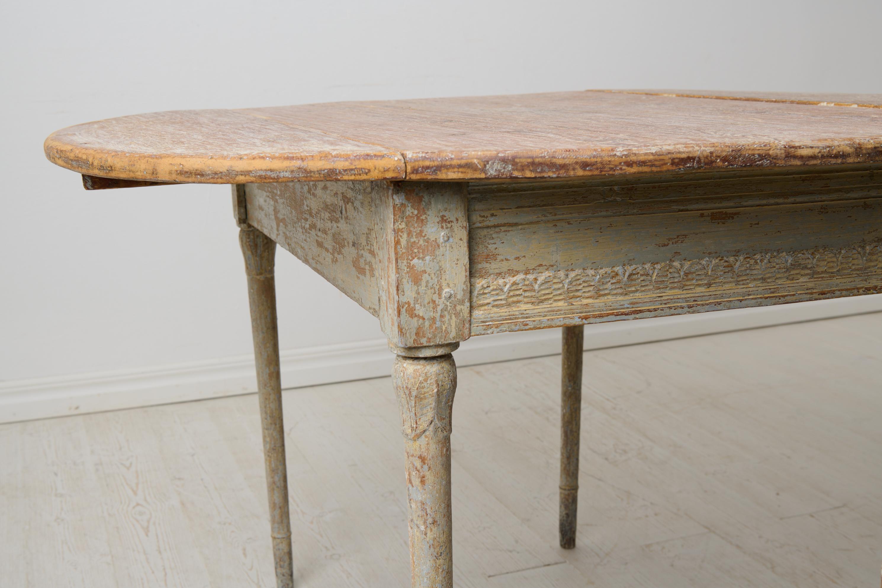 Antique Swedish Round Drop-Leaf Dining Table from the Gustavian Period For Sale 3