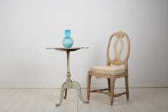 Antico tavolo svedese rustico gustaviano con piedistallo e verniciatura originale invecchiata