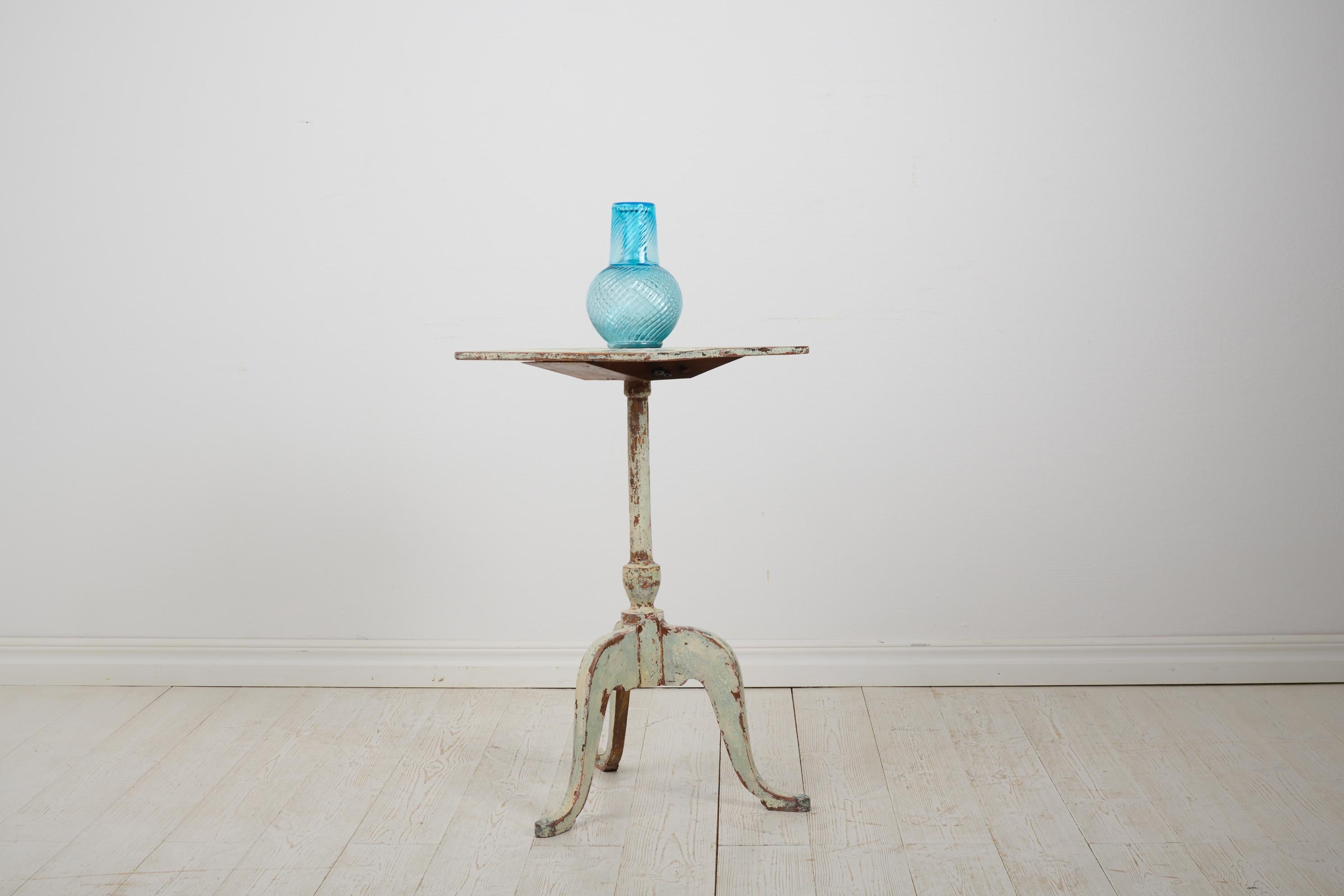 Antigua Mesa Sueca Rústica Gustaviana de Pedestal con Pintura Original Decolorada Gustaviano en venta