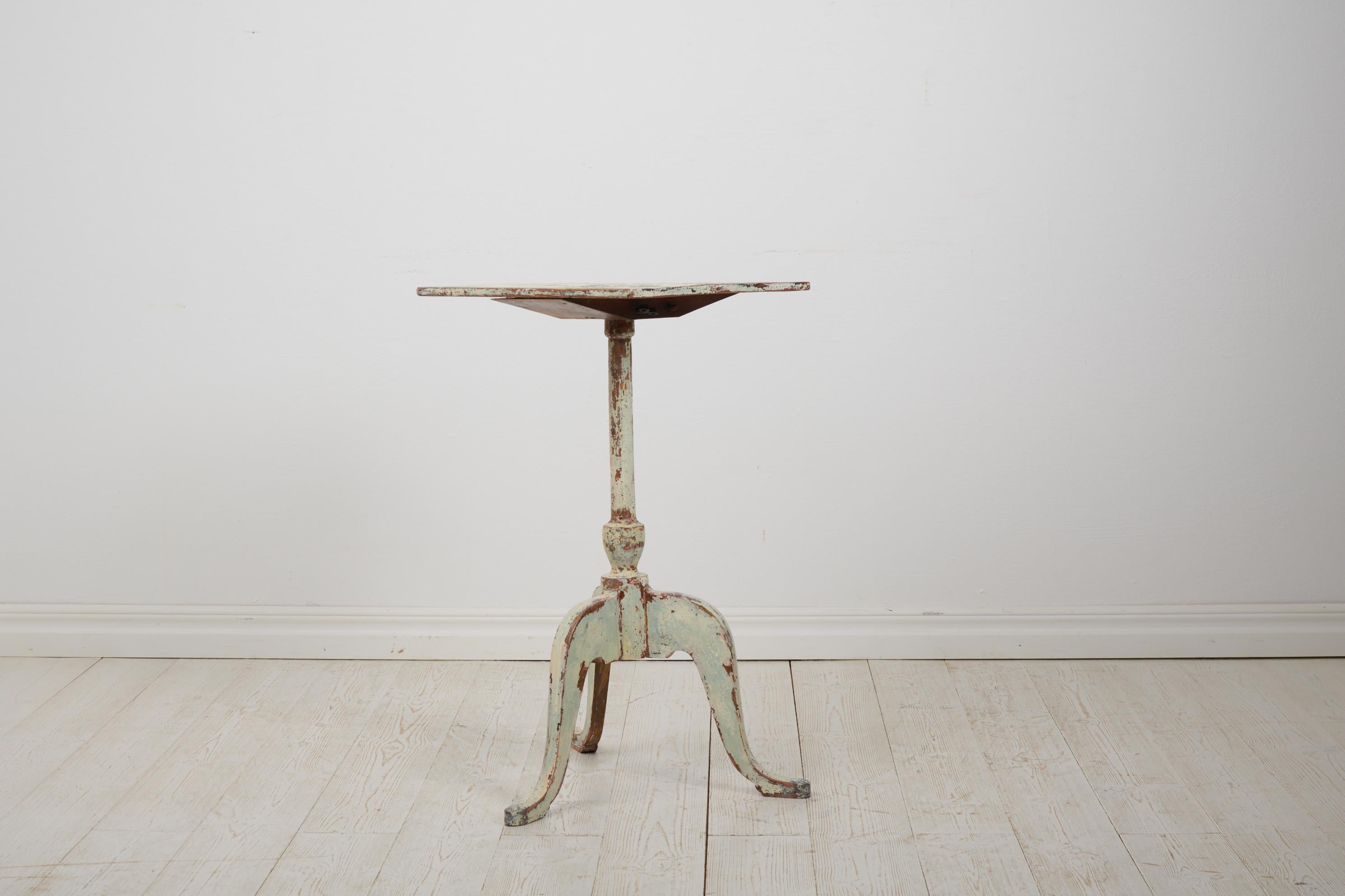 Antigua Mesa Sueca Rústica Gustaviana de Pedestal con Pintura Original Decolorada Sueco en venta