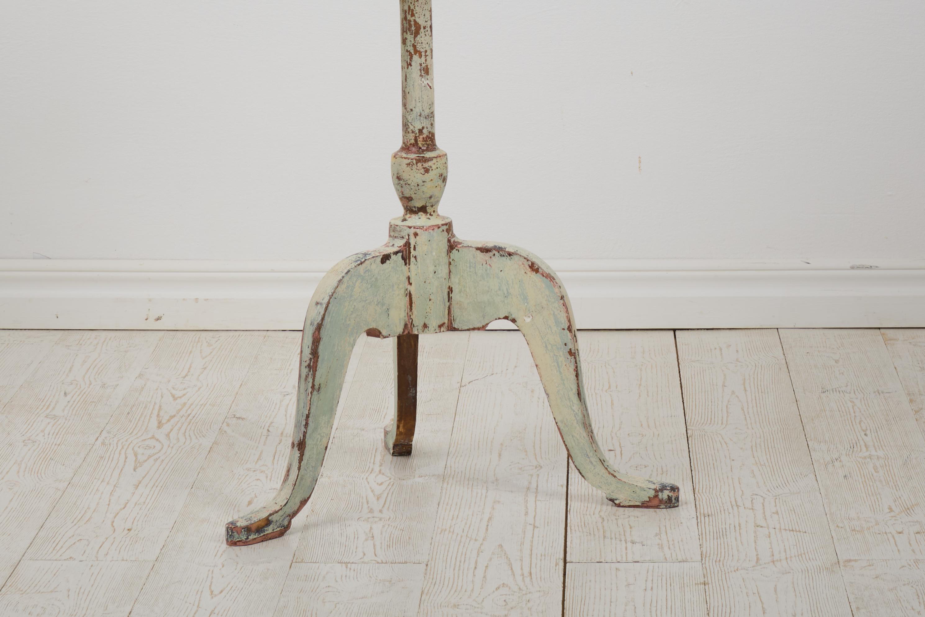 Antigua Mesa Sueca Rústica Gustaviana de Pedestal con Pintura Original Decolorada Hecho a mano en venta