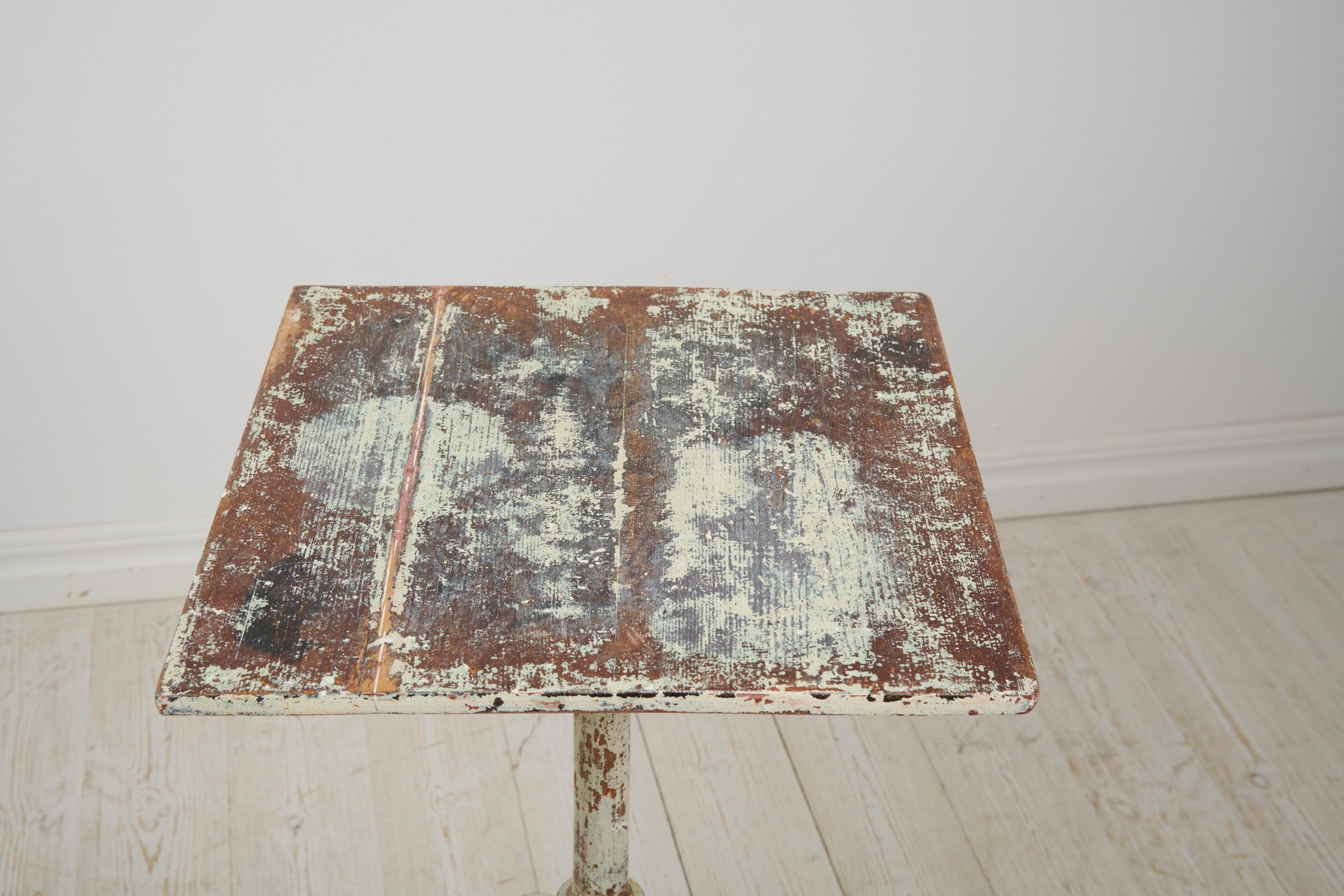 Antigua Mesa Sueca Rústica Gustaviana de Pedestal con Pintura Original Decolorada en Bueno estado para la venta en Kramfors, SE
