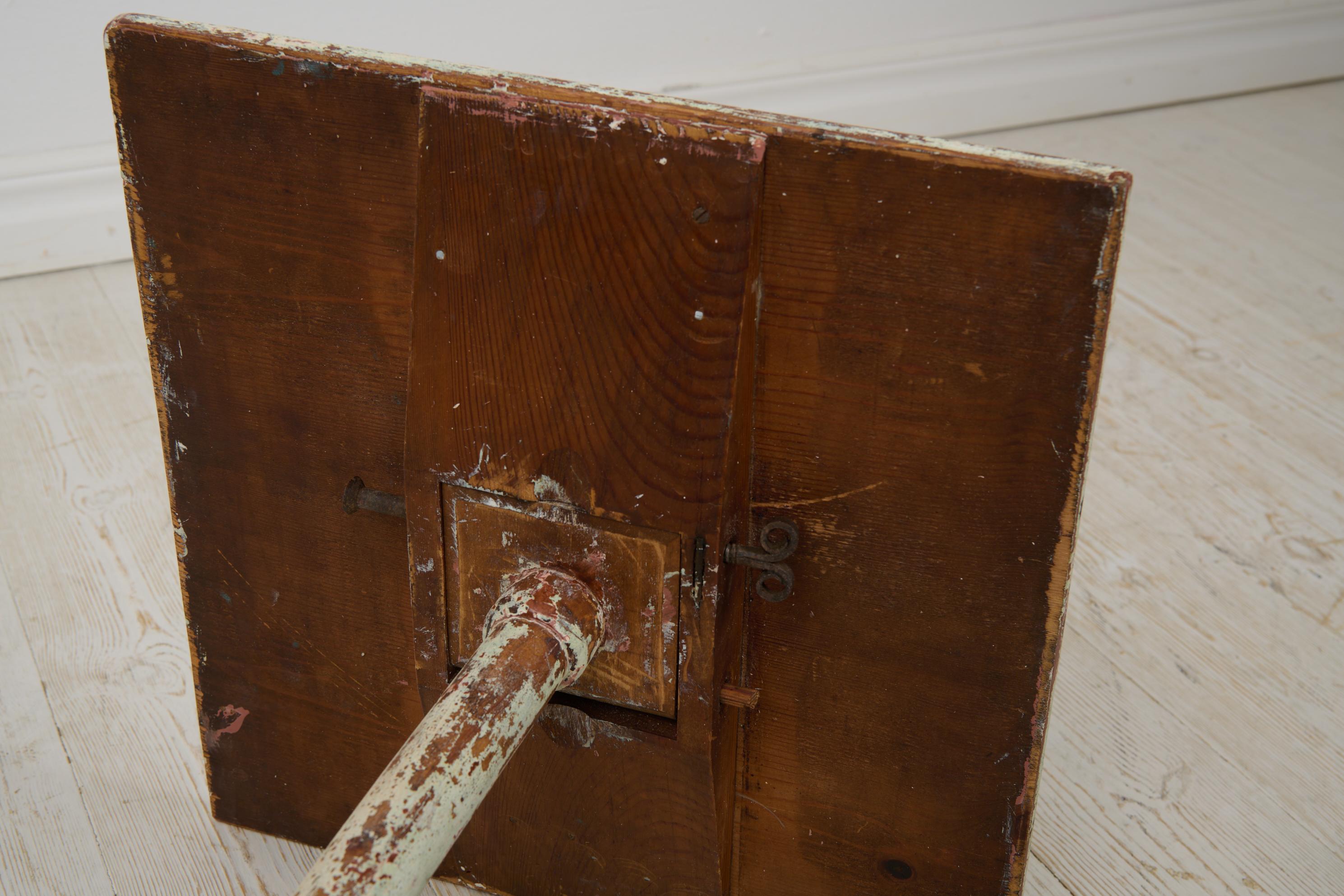 Antigua Mesa Sueca Rústica Gustaviana de Pedestal con Pintura Original Decolorada siglo XIX en venta