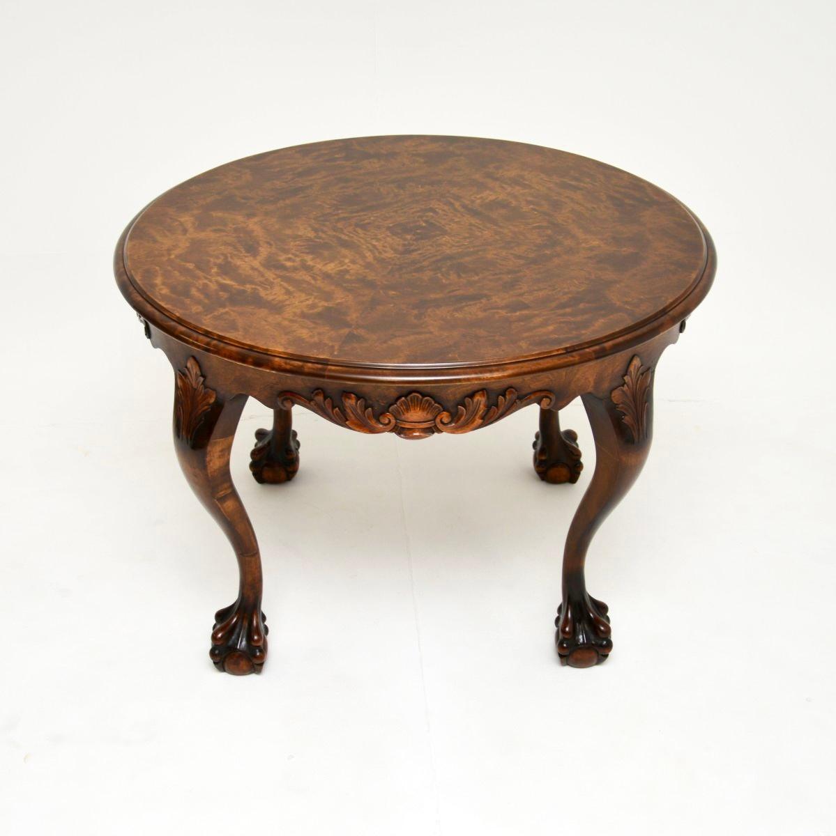 Une impressionnante et magnifique table basse suédoise ancienne en bouleau satiné. Récemment importé de Suède, il date des années 1930.

Il est d'une grande taille et d'une qualité exceptionnelle. Il repose sur des pieds cabrioles terminés par des