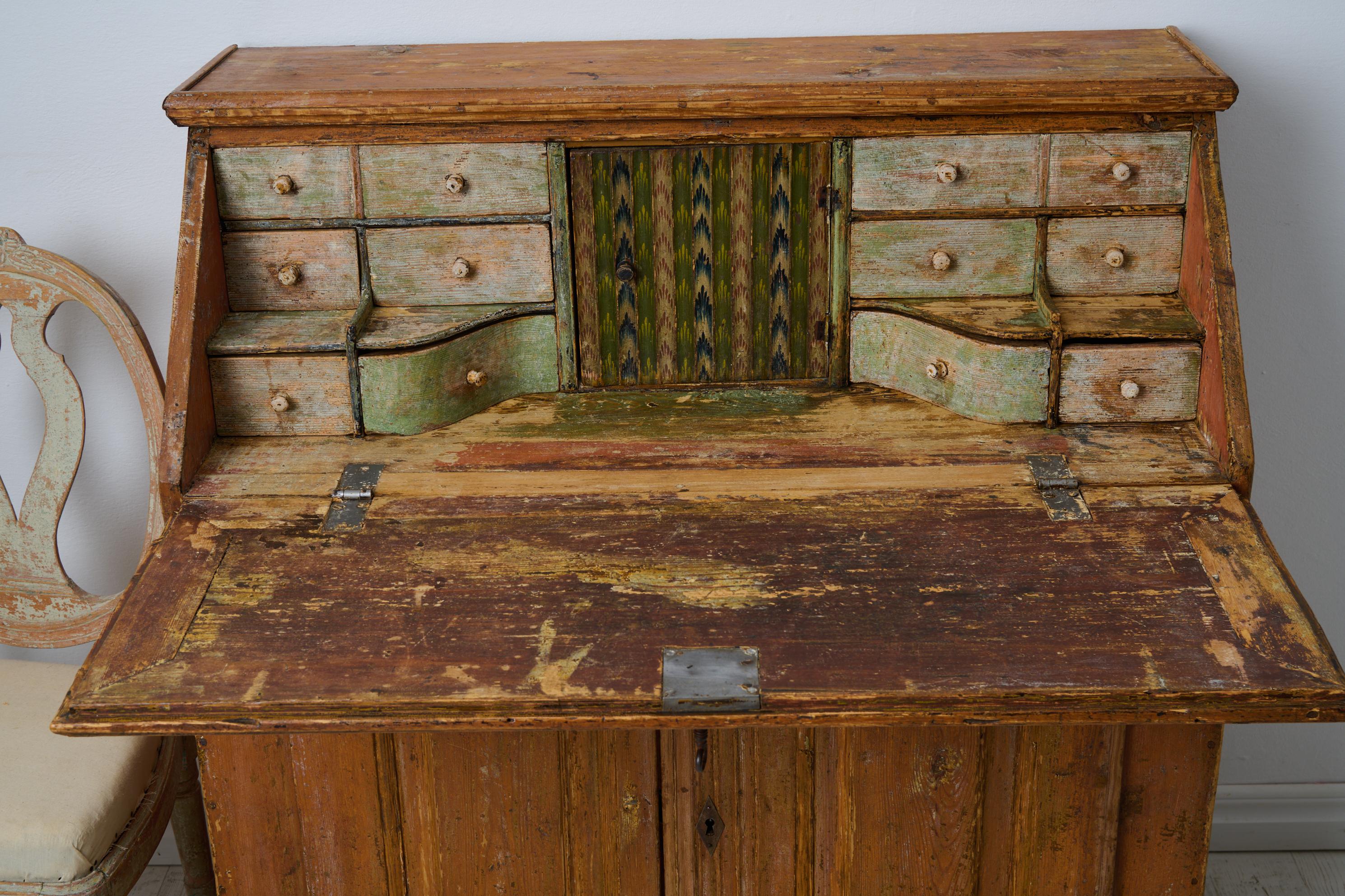 Ancien bureau secrétaire suédois, meuble de campagne fait à la main avec peinture d'origine en vente 2