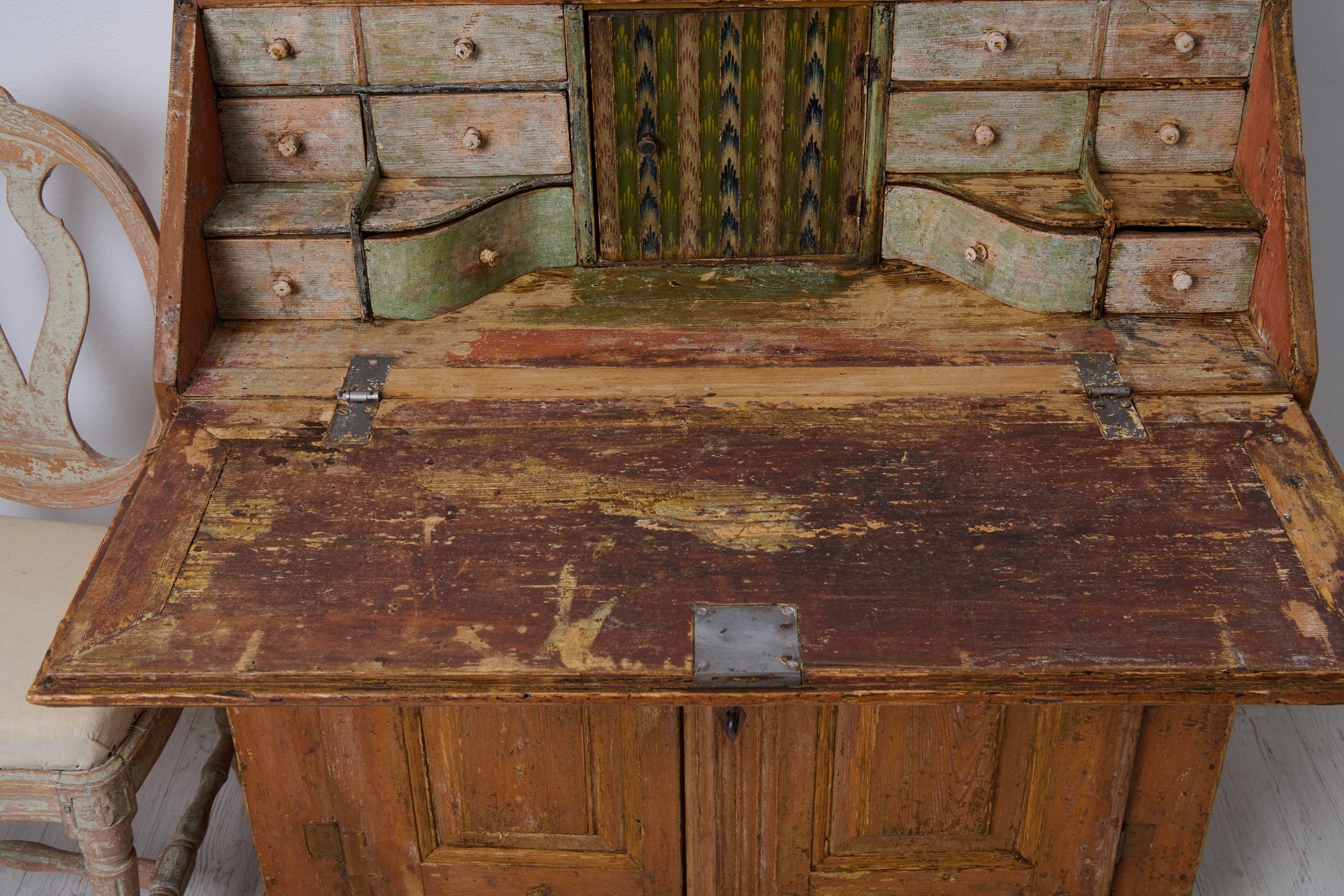 Ancien bureau secrétaire suédois, meuble de campagne fait à la main avec peinture d'origine en vente 3