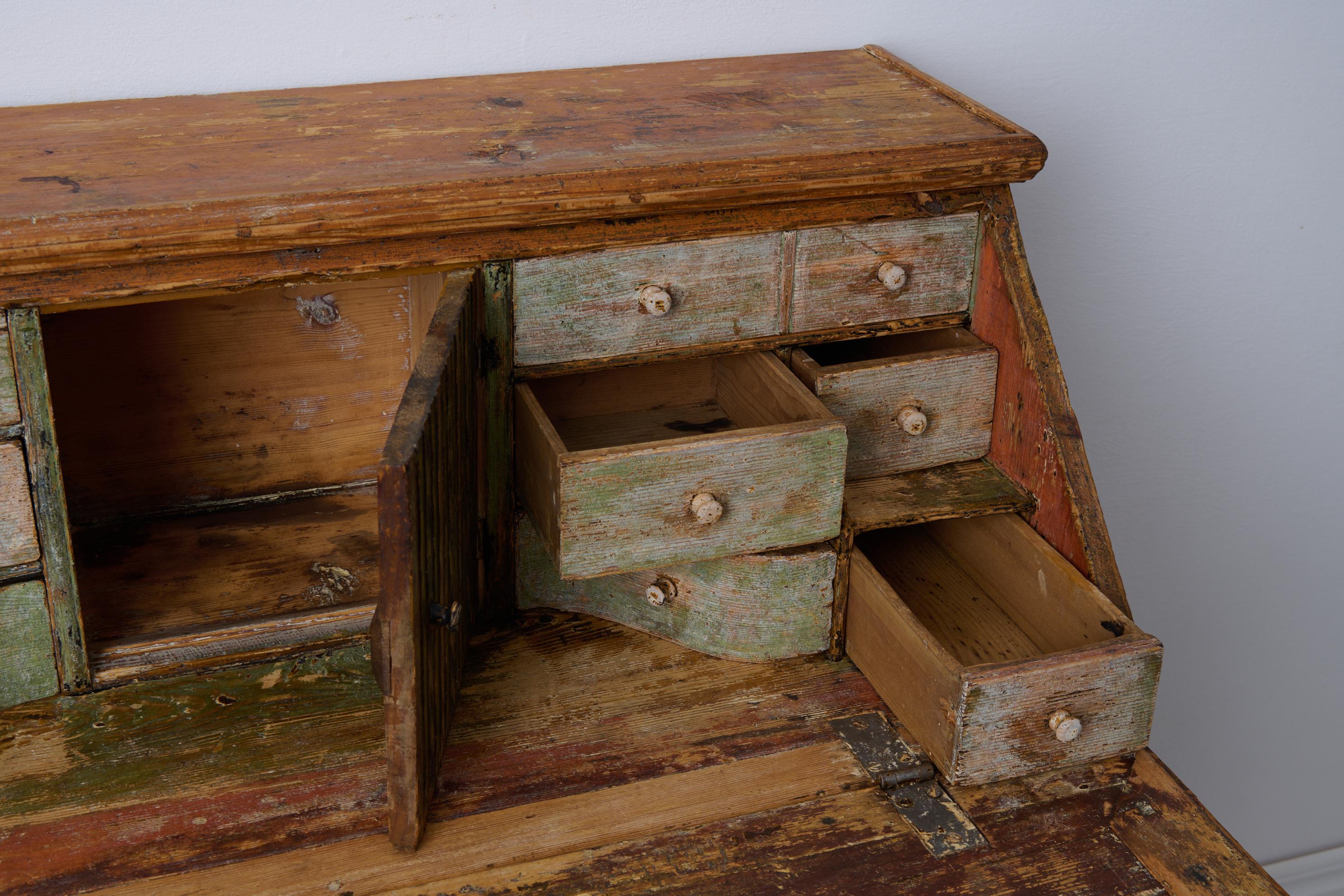Ancien bureau secrétaire suédois, meuble de campagne fait à la main avec peinture d'origine en vente 5