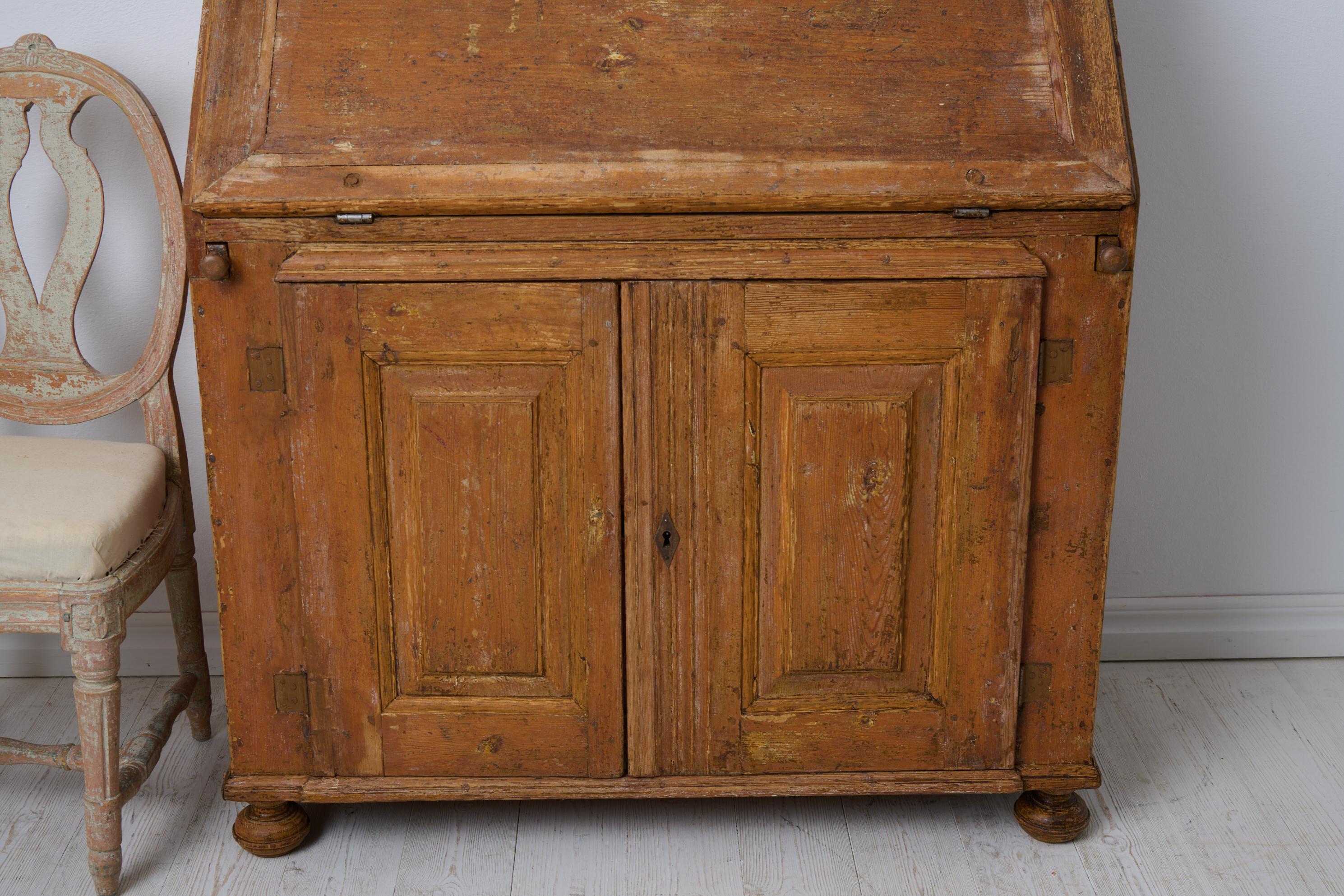 Ancien bureau secrétaire suédois, meuble de campagne fait à la main avec peinture d'origine en vente 7