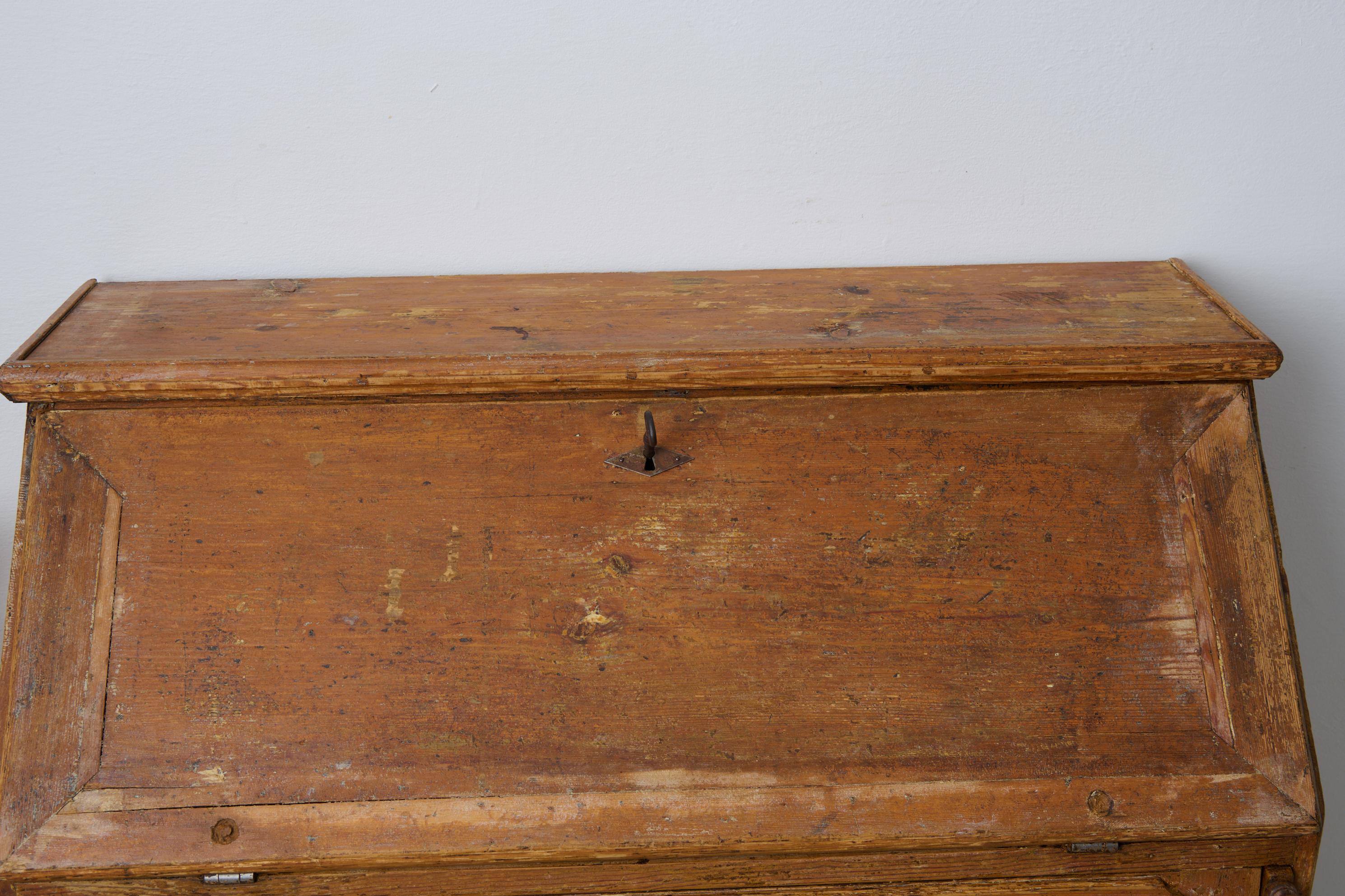 Ancien bureau secrétaire suédois, meuble de campagne fait à la main avec peinture d'origine en vente 8