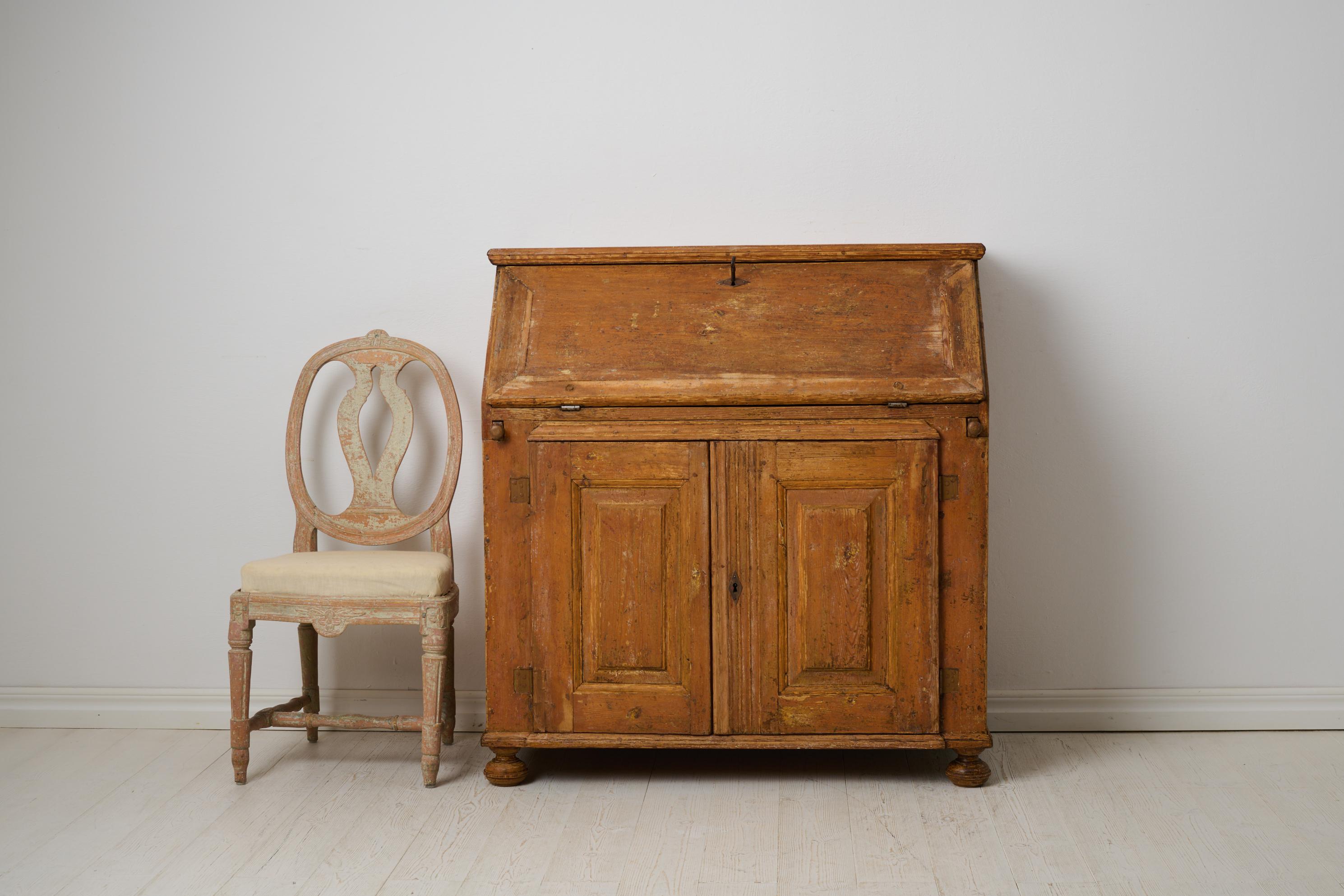 Ancien bureau secrétaire suédois du milieu des années 1800. Ce meuble de maison de campagne a été fabriqué dans le nord de la Suède vers 1850. Le dos porte une date 
