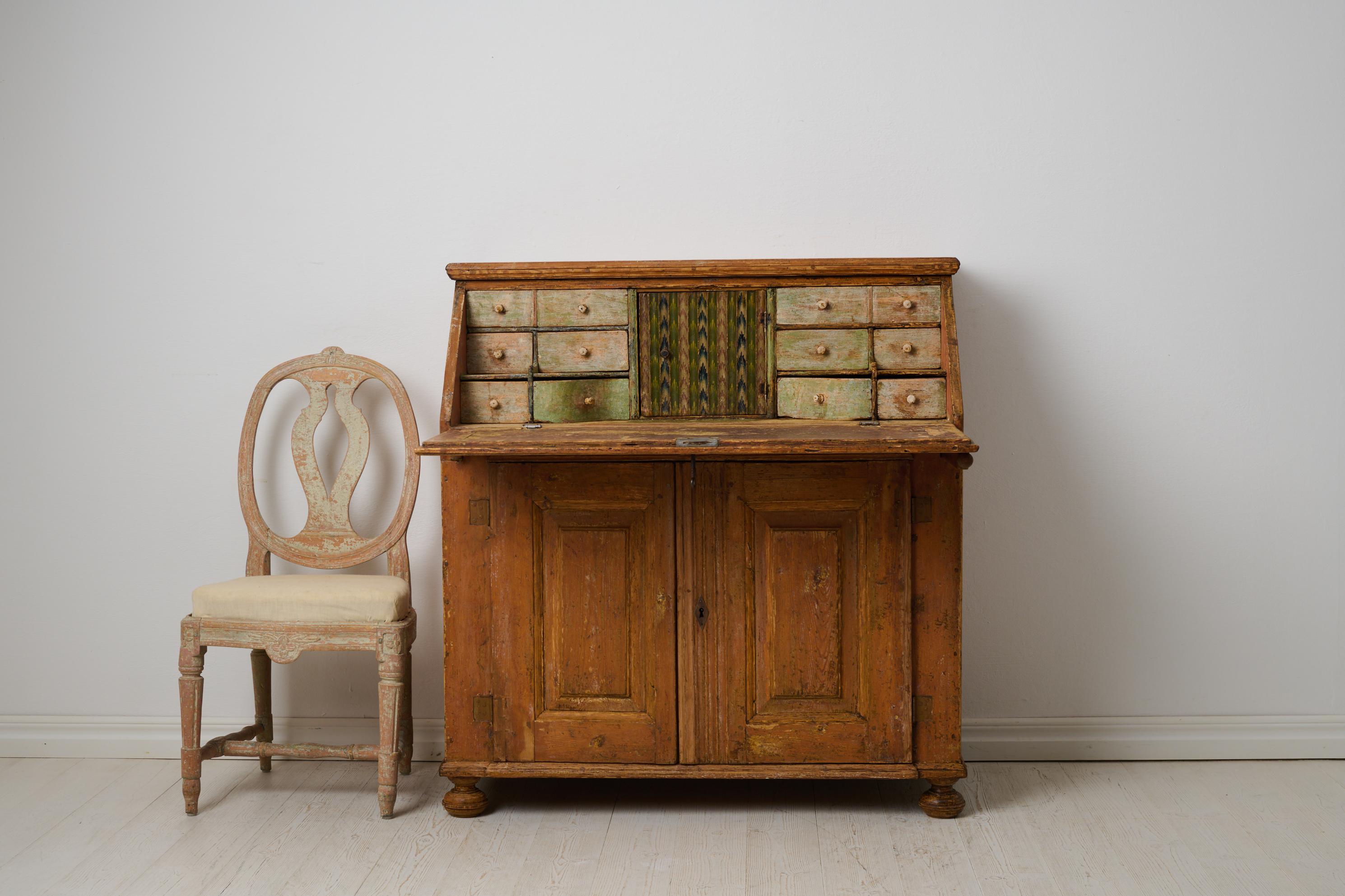 Suédois Ancien bureau secrétaire suédois, meuble de campagne fait à la main avec peinture d'origine en vente
