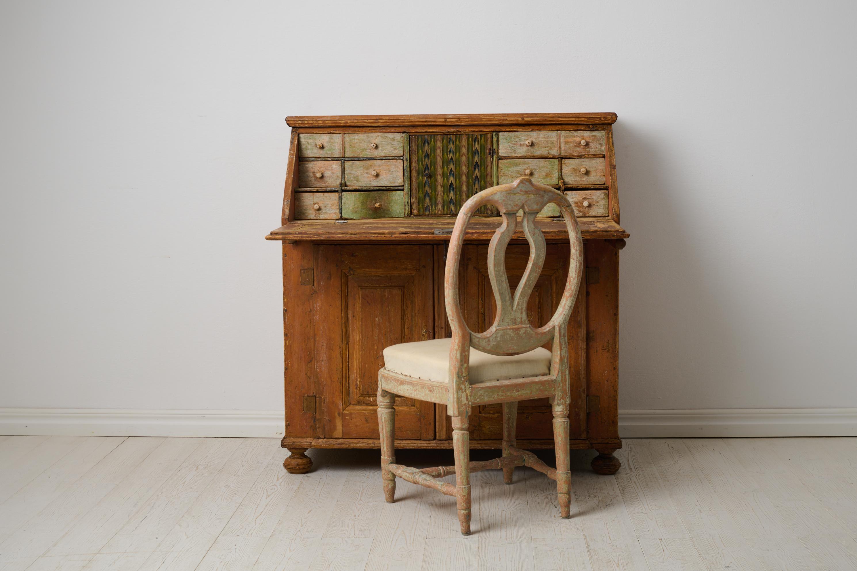 Fait main Ancien bureau secrétaire suédois, meuble de campagne fait à la main avec peinture d'origine en vente