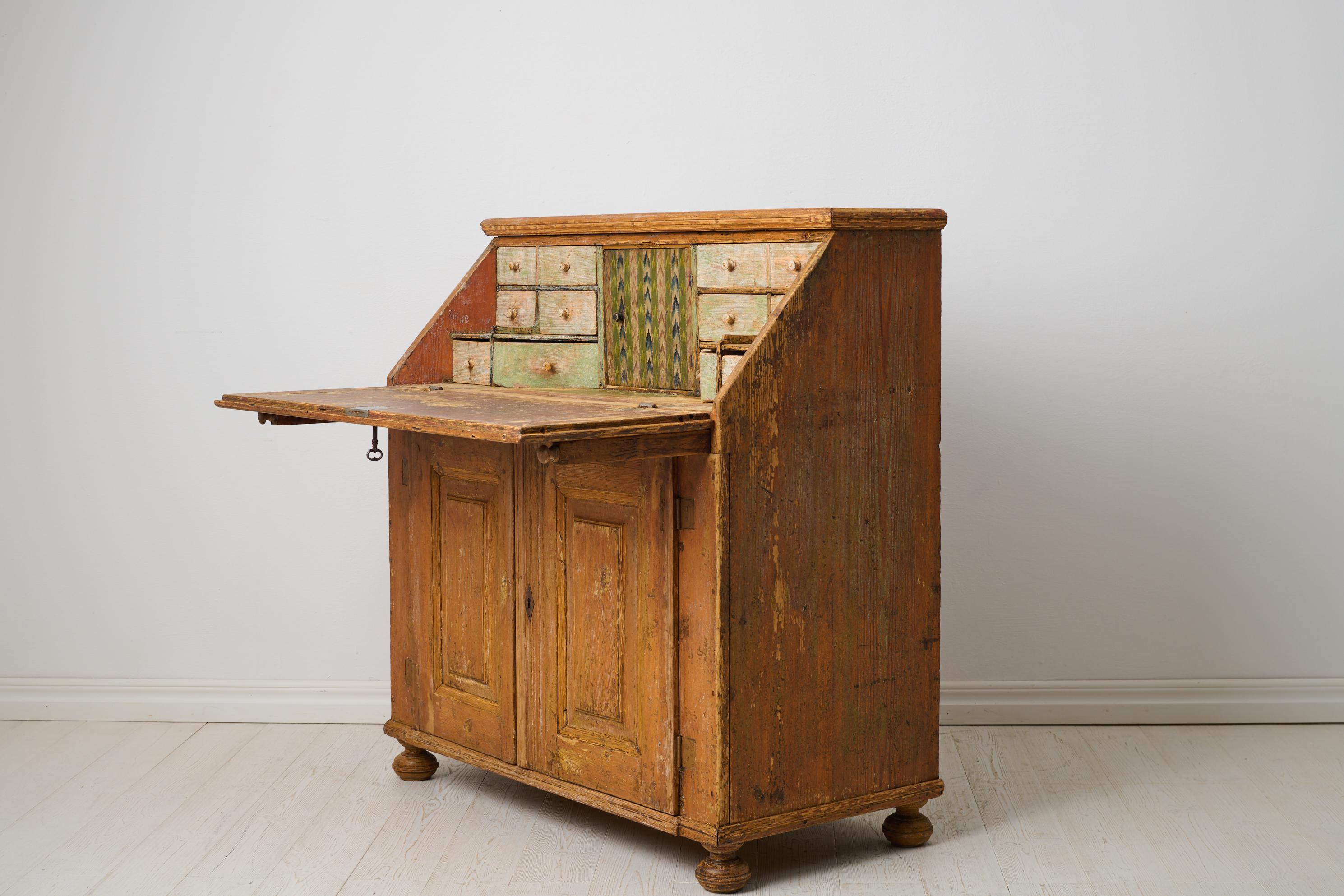 Ancien bureau secrétaire suédois, meuble de campagne fait à la main avec peinture d'origine Bon état - En vente à Kramfors, SE