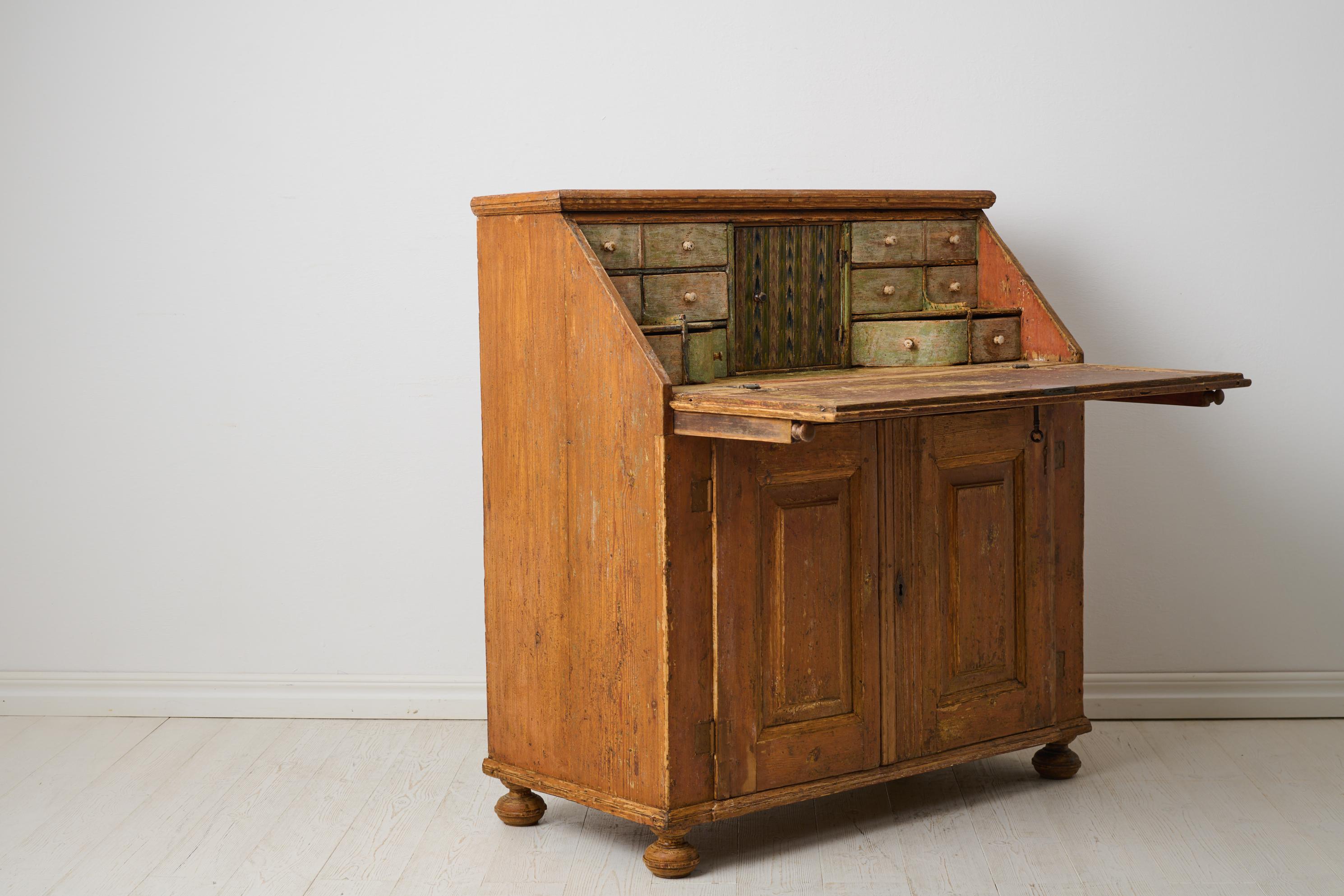 XIXe siècle Ancien bureau secrétaire suédois, meuble de campagne fait à la main avec peinture d'origine en vente