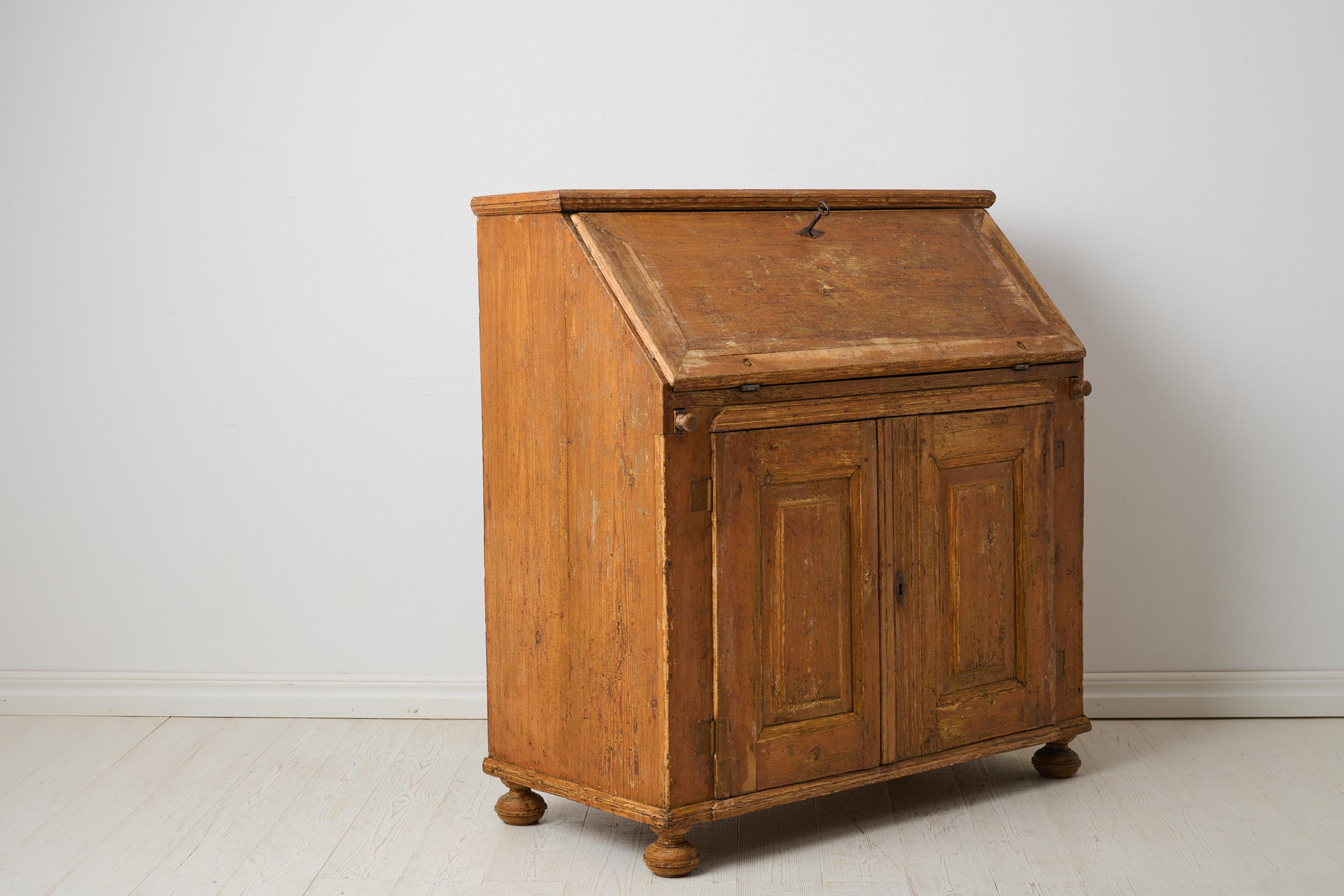 Pin Ancien bureau secrétaire suédois, meuble de campagne fait à la main avec peinture d'origine en vente
