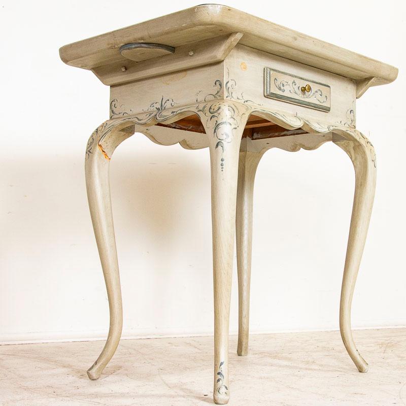 Table d'appoint suédoise ancienne, table à thé, finition peinte en vente 4