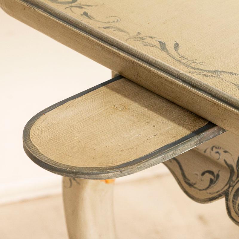 Table d'appoint suédoise ancienne, table à thé, finition peinte en vente 2