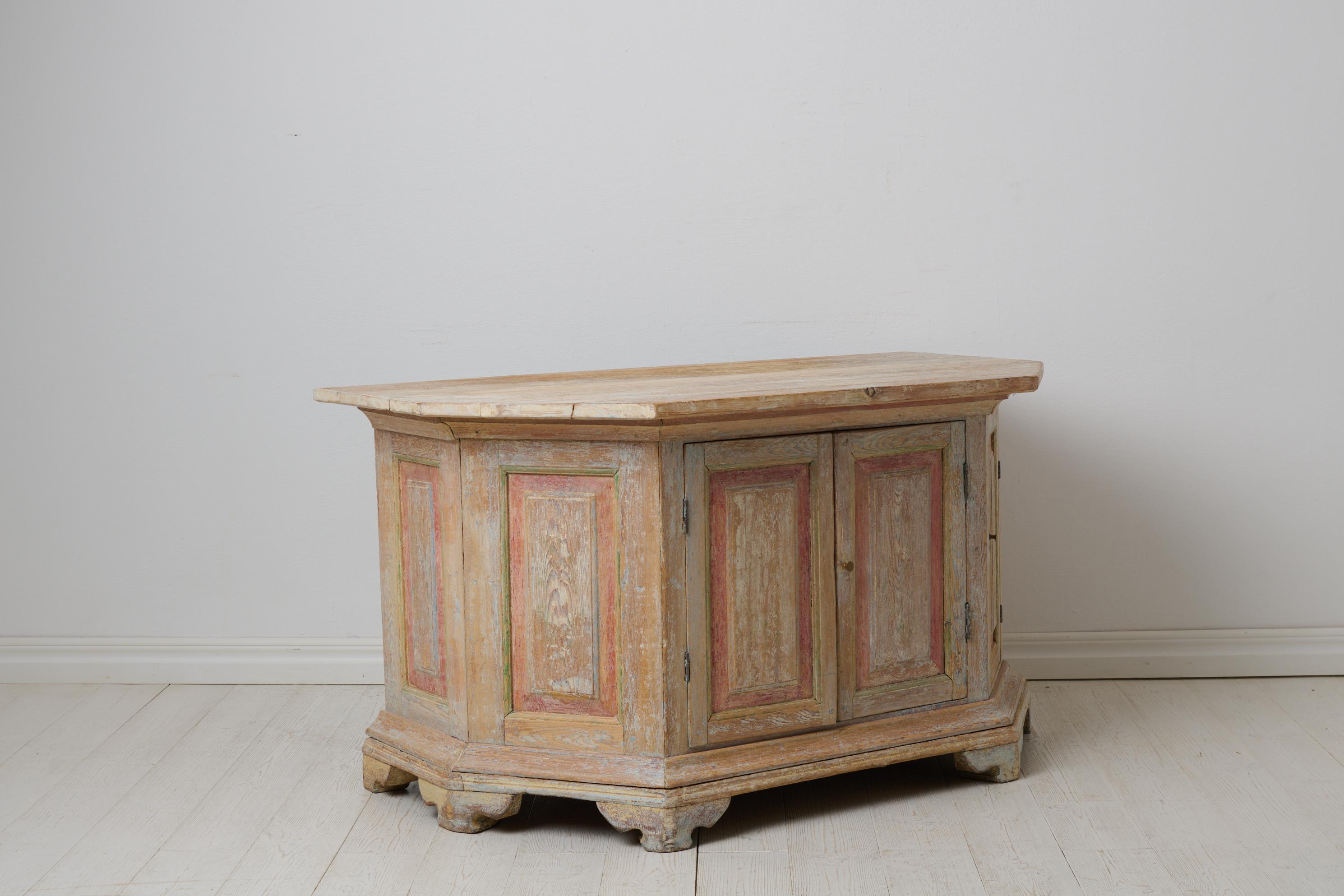 Antica credenza svedese in pino massiccio dalla forma insolita con angoli inclinati in vendita 2