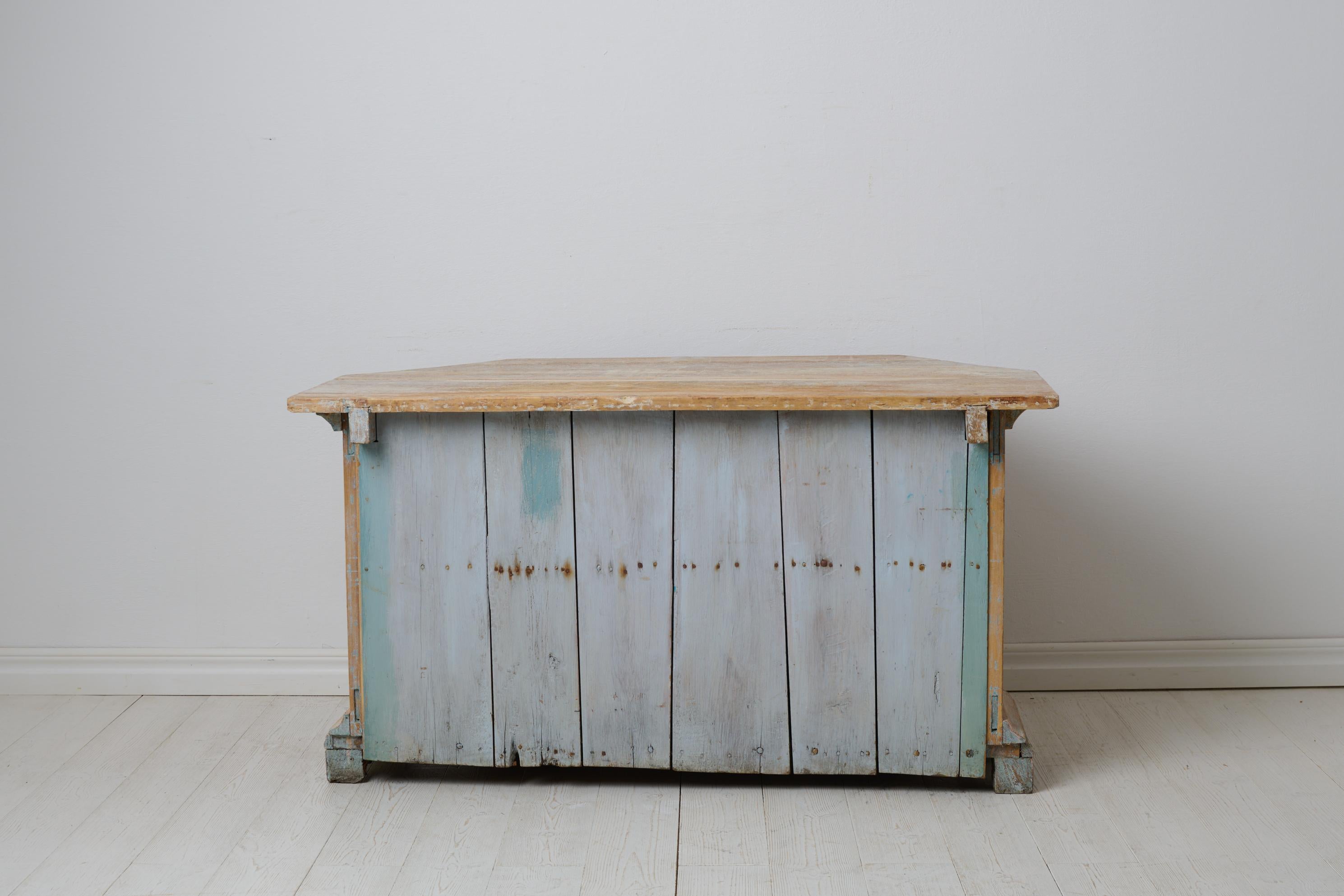 Antica credenza svedese in pino massiccio dalla forma insolita con angoli inclinati in vendita 3