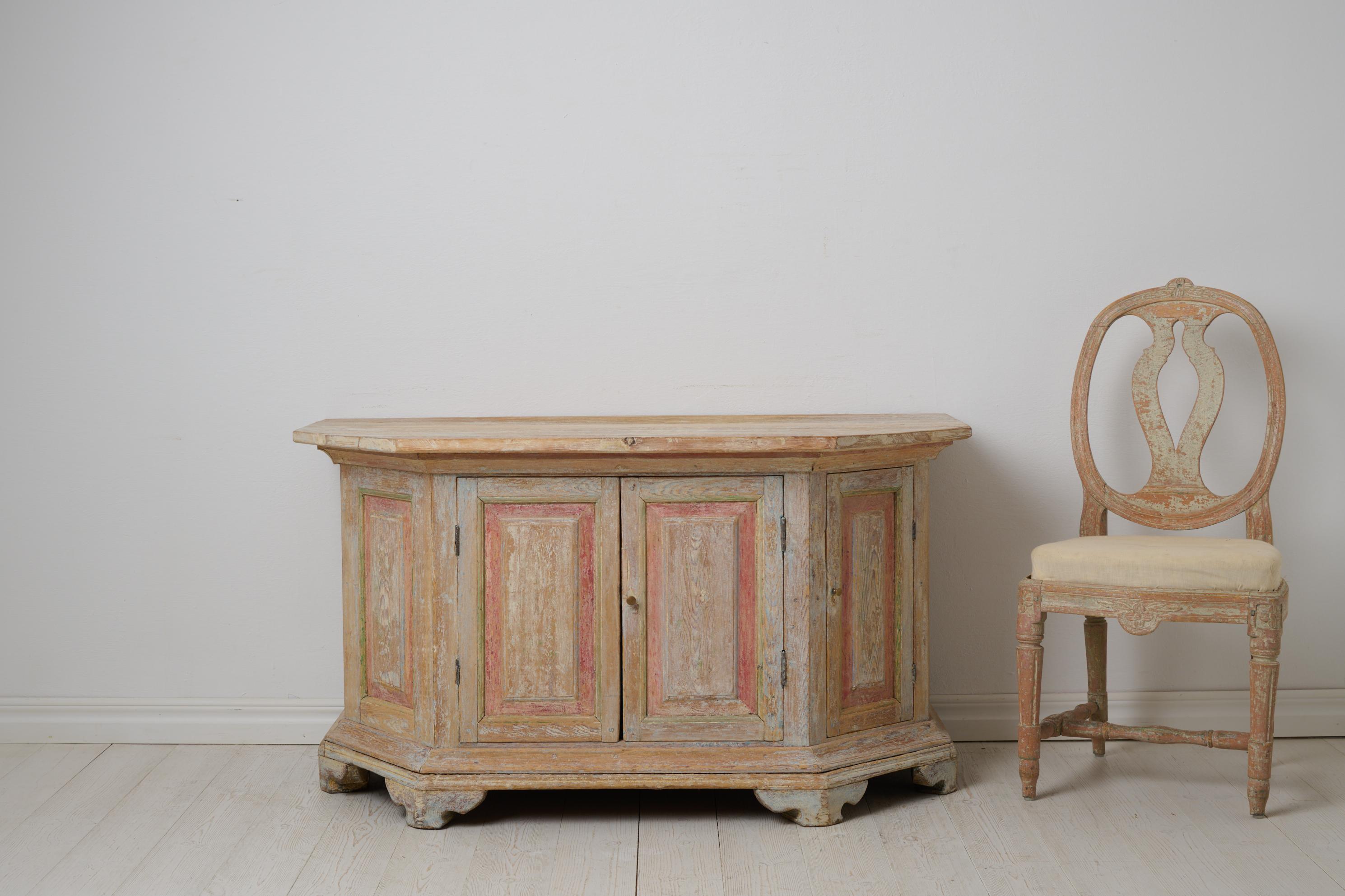 Country Antica credenza svedese in pino massiccio dalla forma insolita con angoli inclinati in vendita