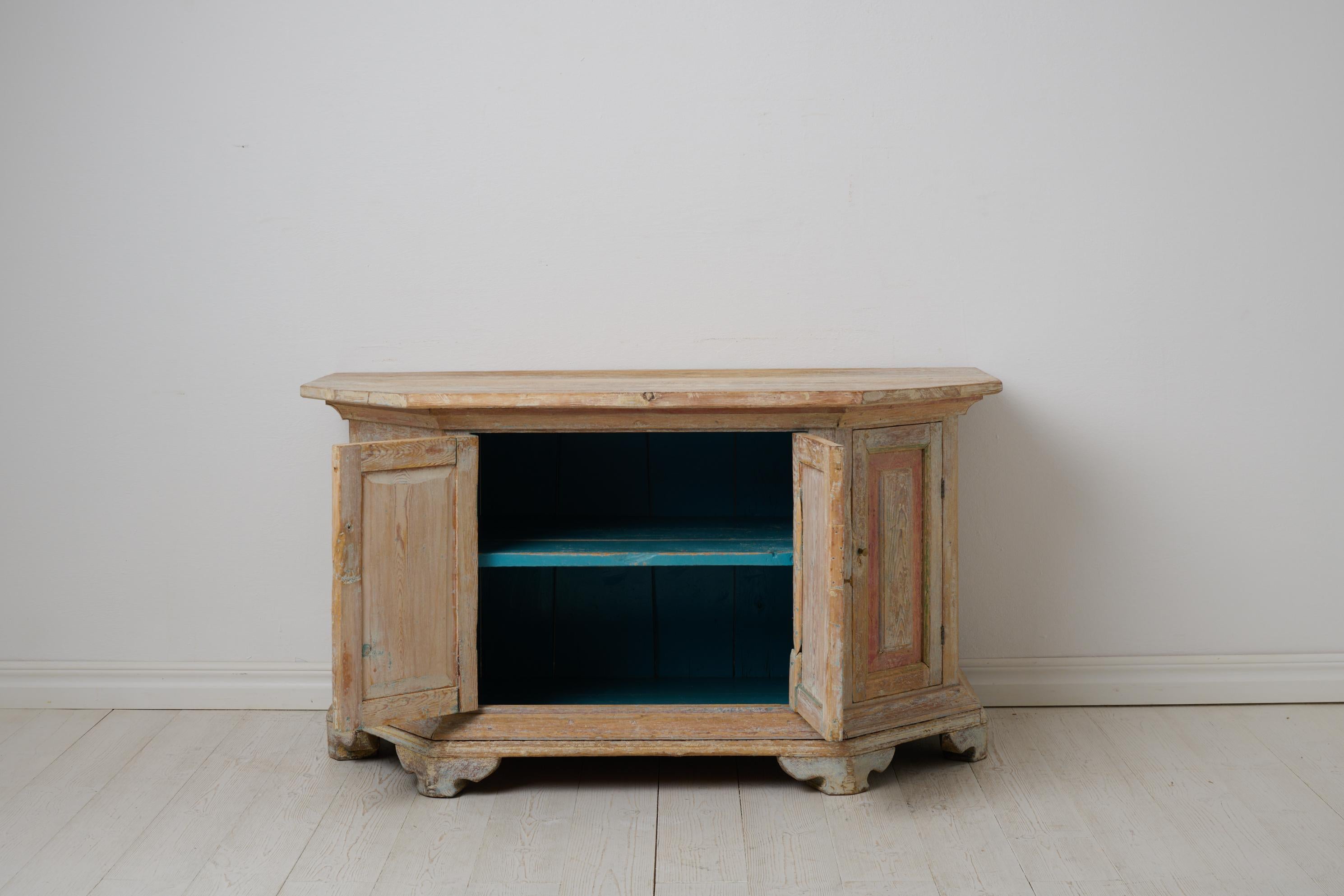 Fatto a mano Antica credenza svedese in pino massiccio dalla forma insolita con angoli inclinati in vendita