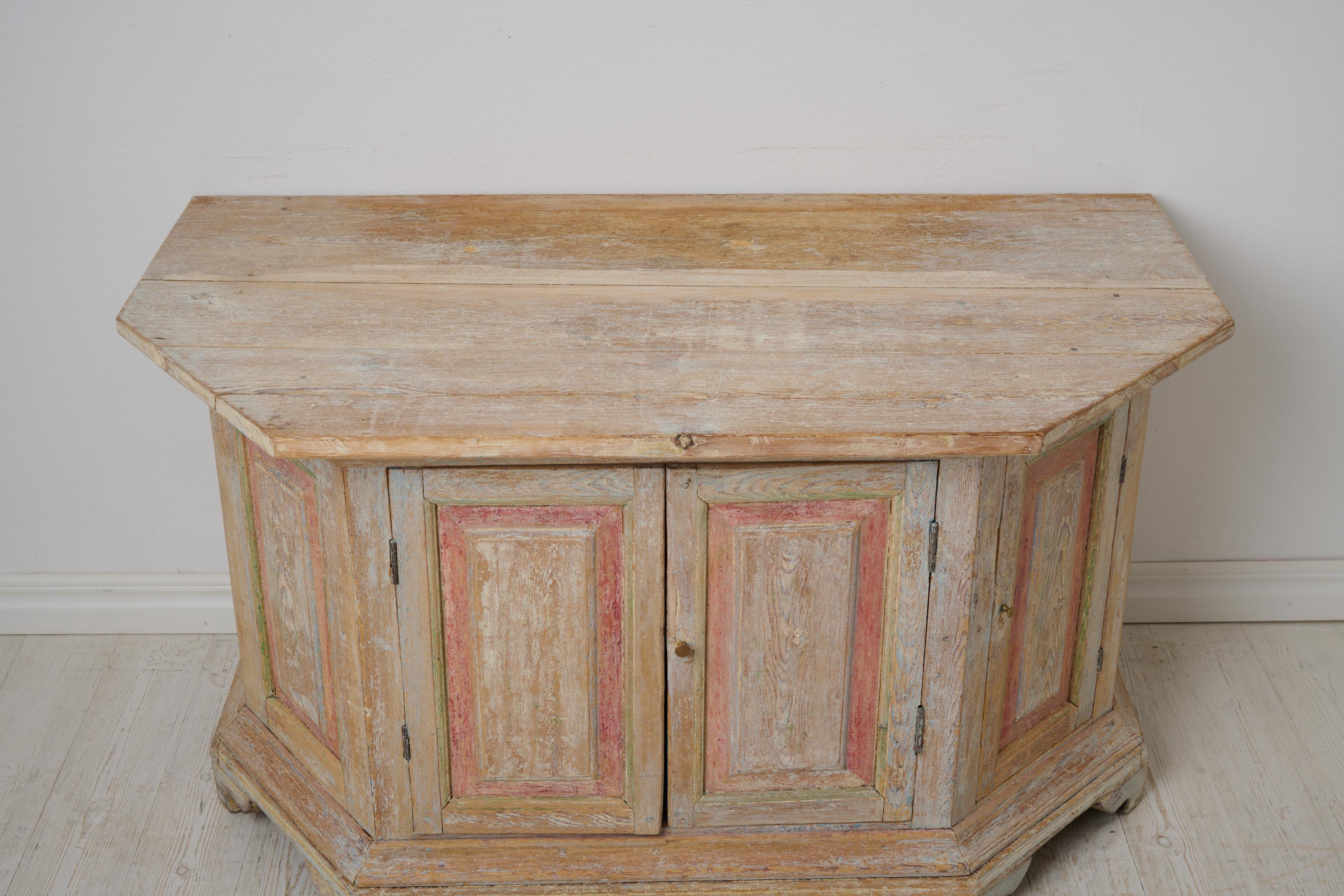 XIX secolo Antica credenza svedese in pino massiccio dalla forma insolita con angoli inclinati in vendita
