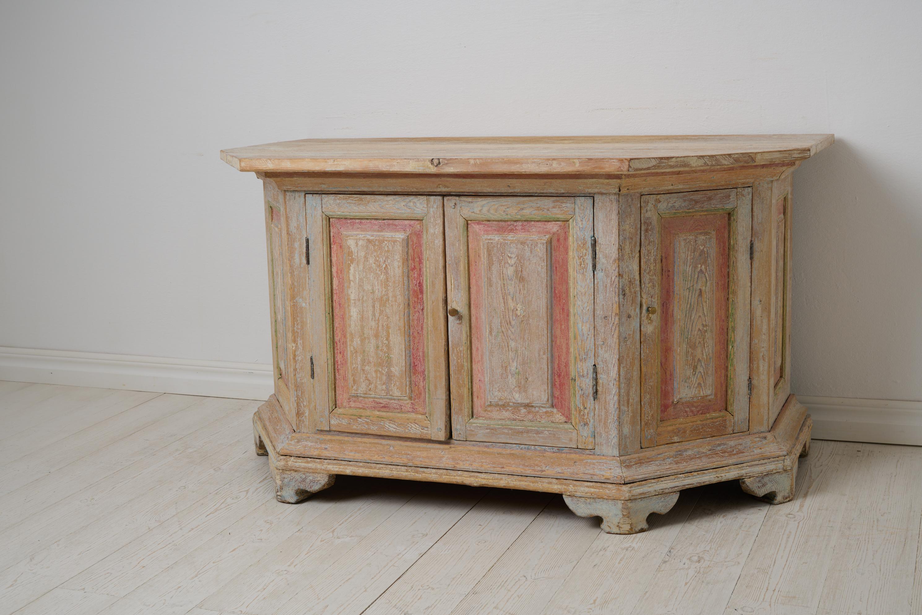 Pino Antica credenza svedese in pino massiccio dalla forma insolita con angoli inclinati in vendita