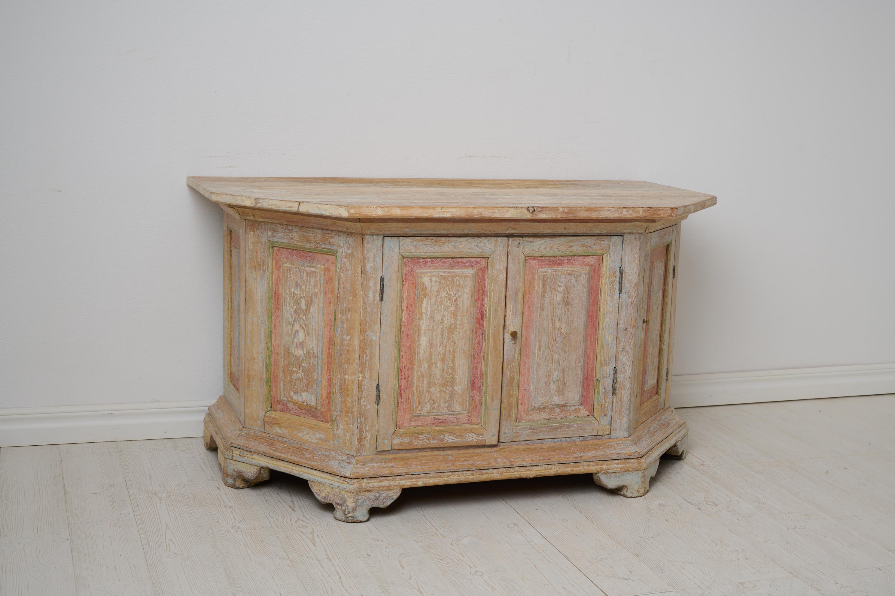 Antica credenza svedese in pino massiccio dalla forma insolita con angoli inclinati in vendita 1