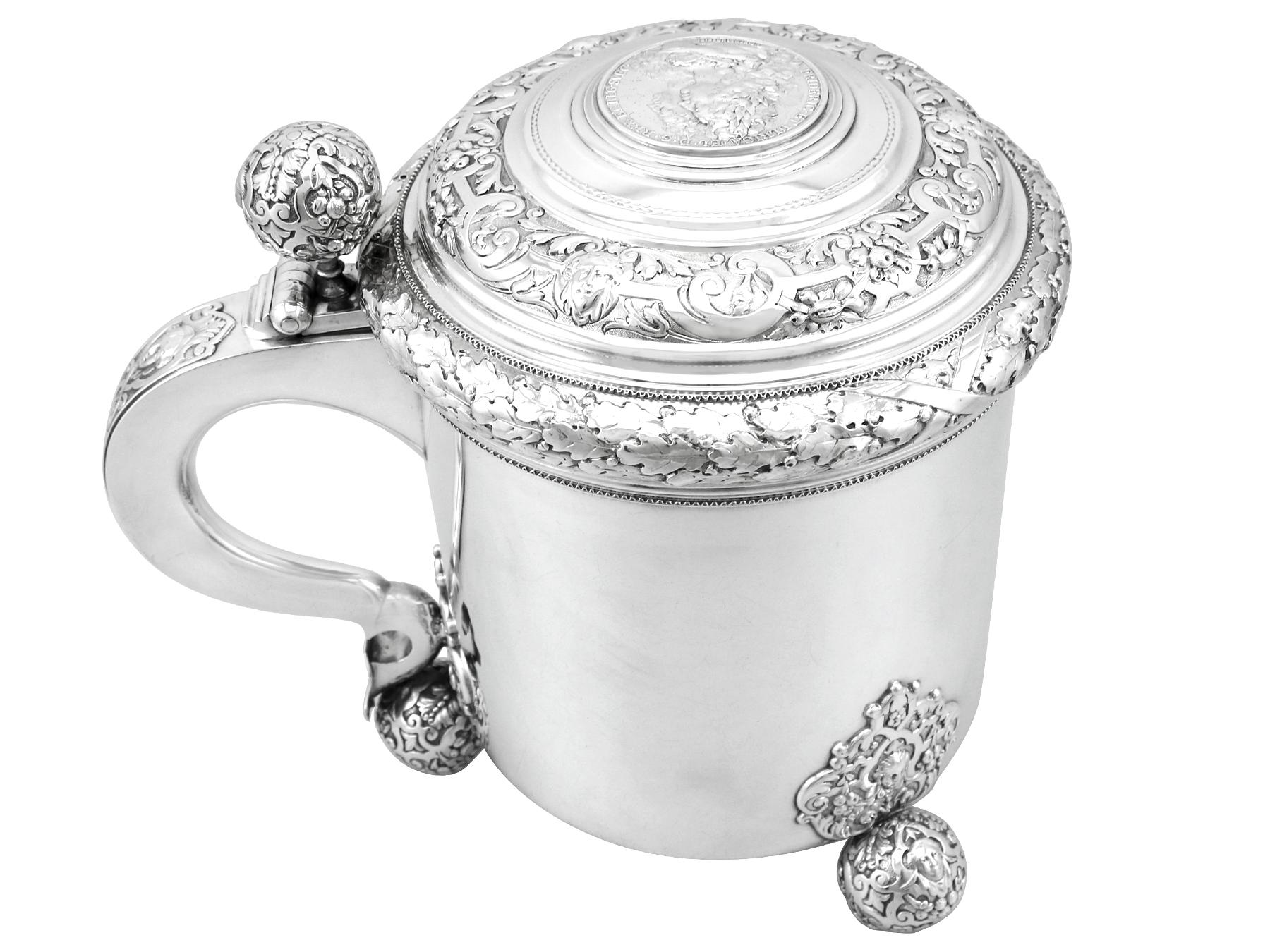 Une magnifique, fine et impressionnante grande chope en argent suédoise ancienne, un ajout à notre gamme d'argenterie de collection

Cette magnifique et grande chope suédoise ancienne en argent a une forme cylindrique unie sur trois pieds, dans le