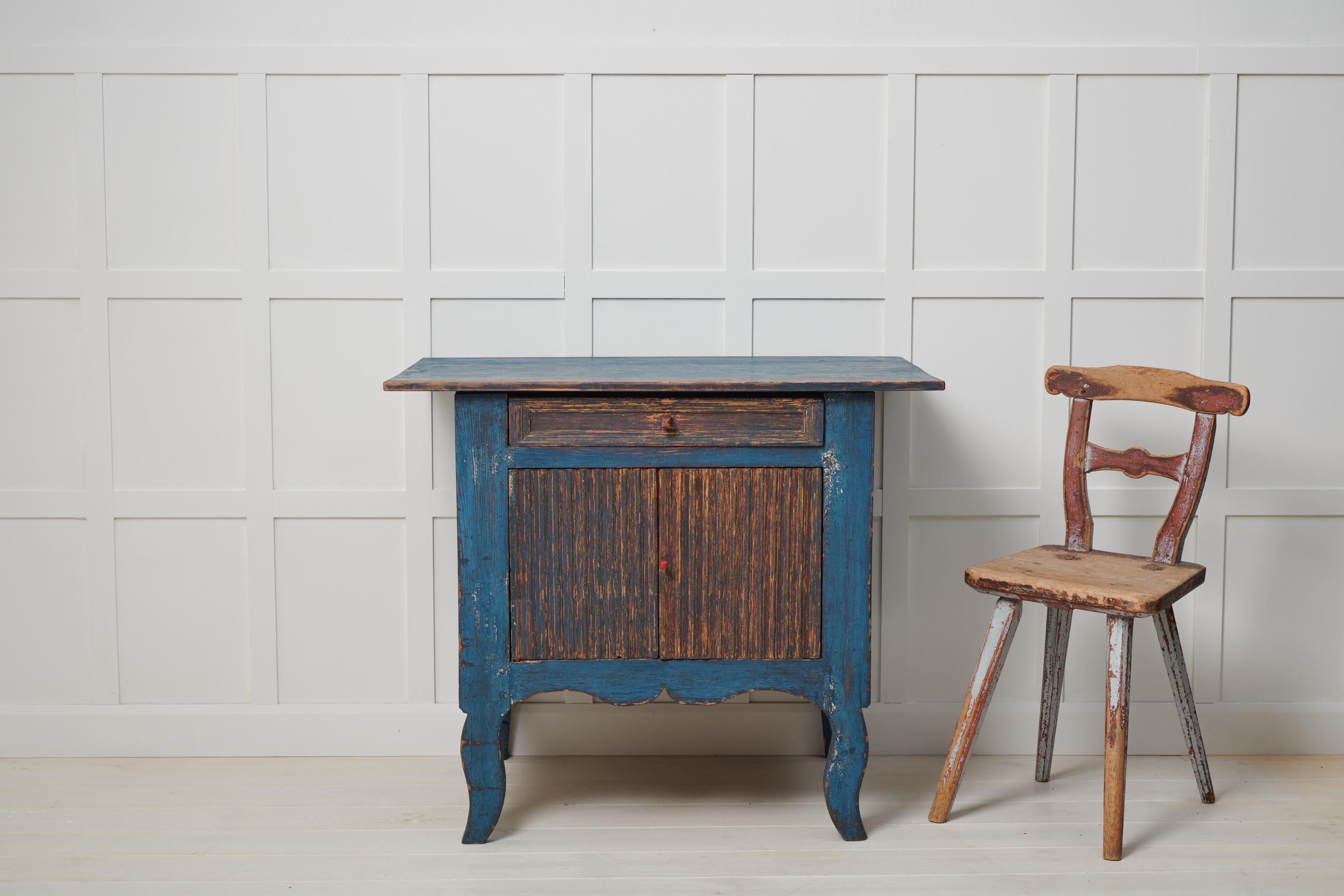 Antique Swedish small sideboard in folk art from an area called Hälsingland. Locally in Hälsingland this type of sideboard is also known as ”mössbord” or ”hat table” in English. Made by hand in solid pine around 1820. The sideboard has the original