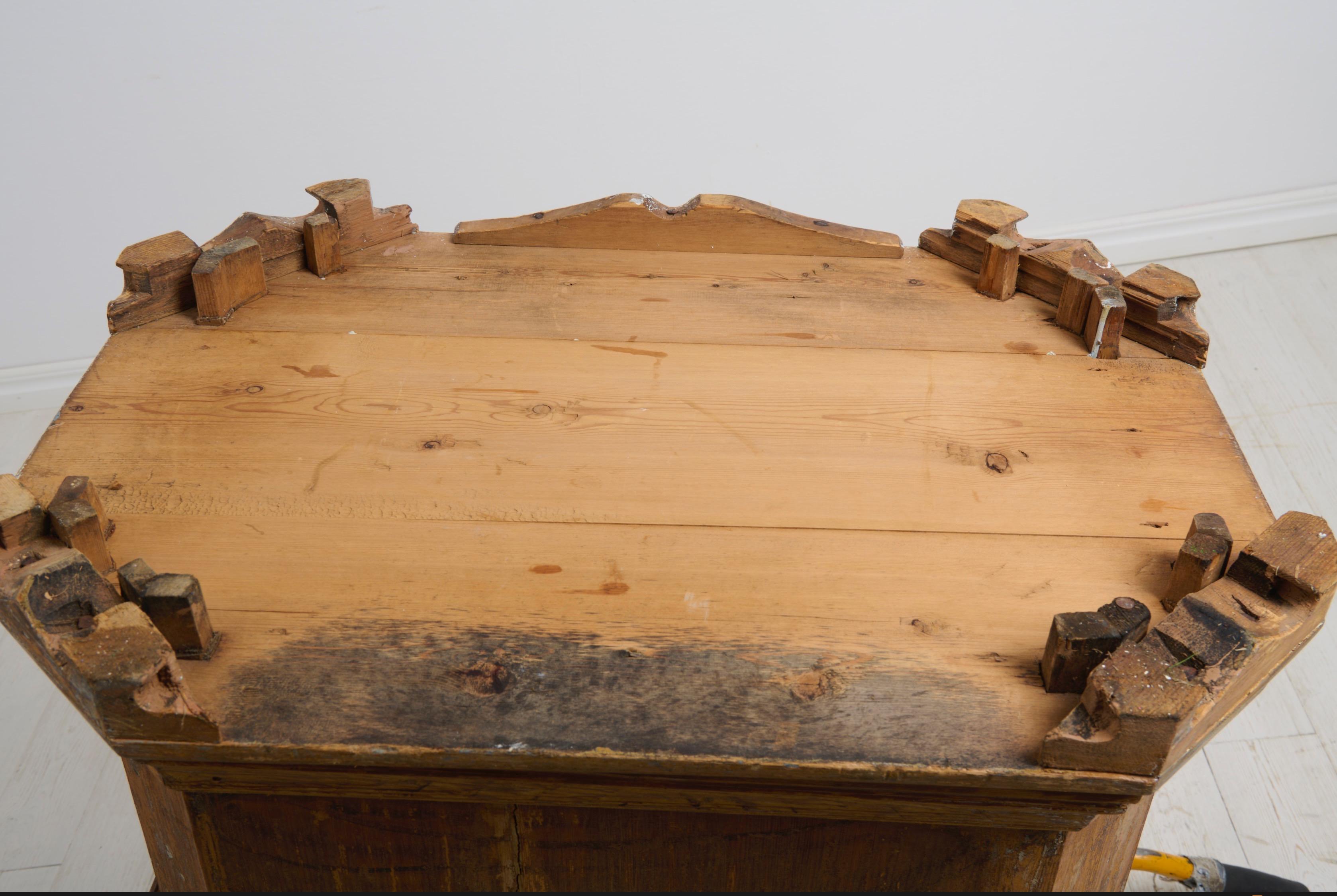 Antique Swedish Small Charming Country House Sideboard from the Early 1800s For Sale 4