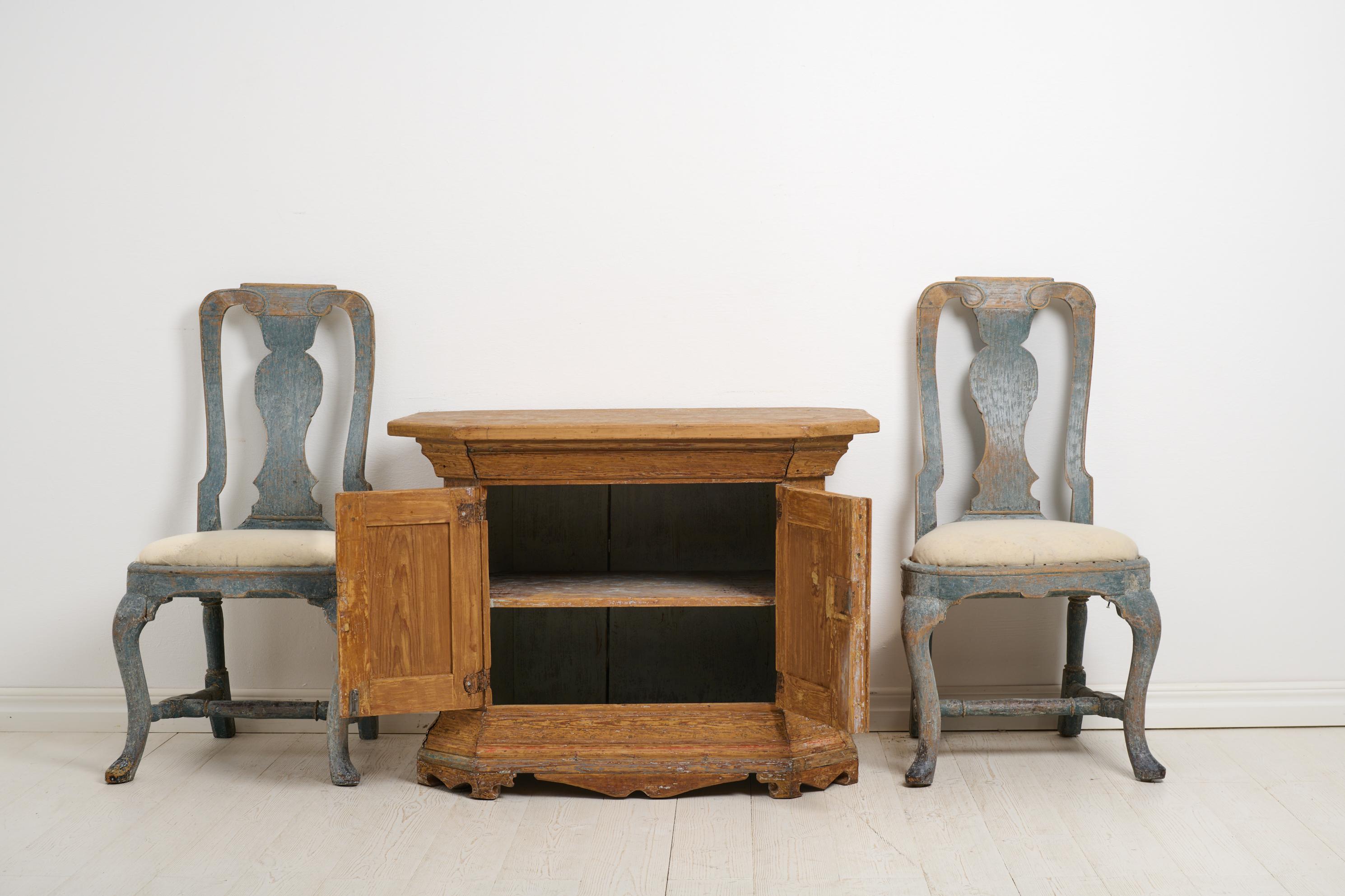 Hand-Crafted Antique Swedish Small Charming Country House Sideboard from the Early 1800s For Sale
