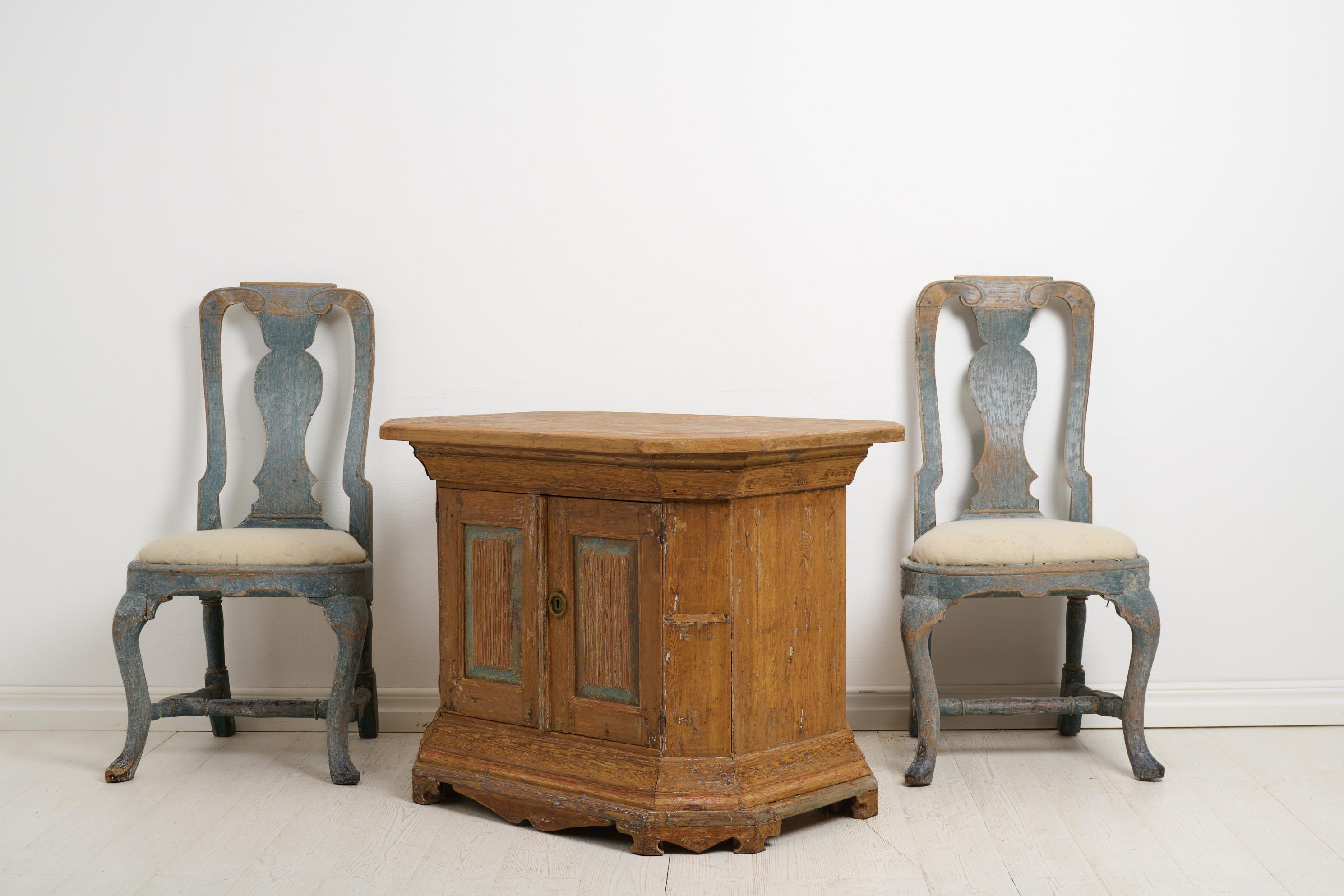 Antique Swedish Small Charming Country House Sideboard from the Early 1800s In Good Condition For Sale In Kramfors, SE