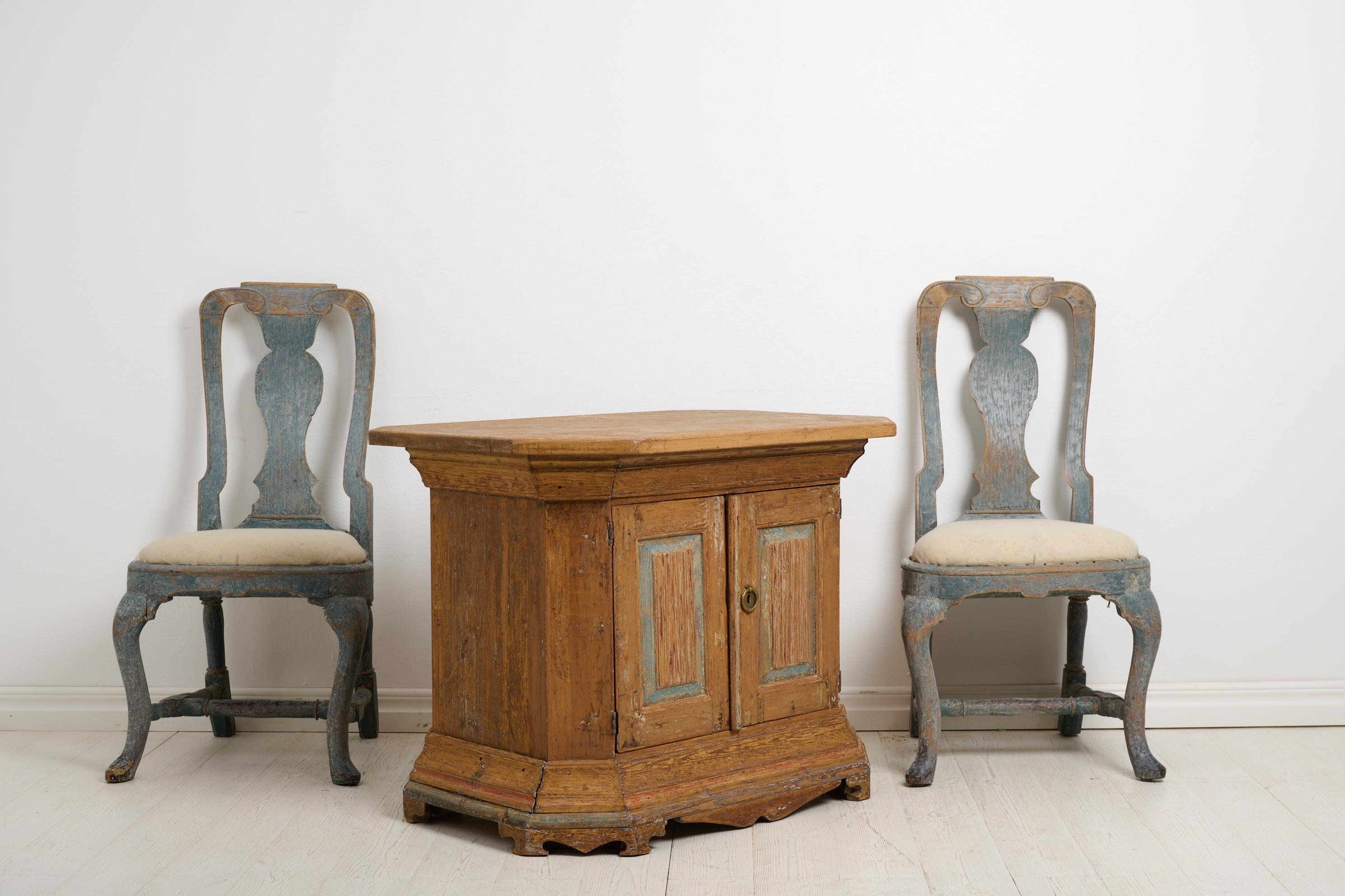 19th Century Antique Swedish Small Charming Country House Sideboard from the Early 1800s For Sale