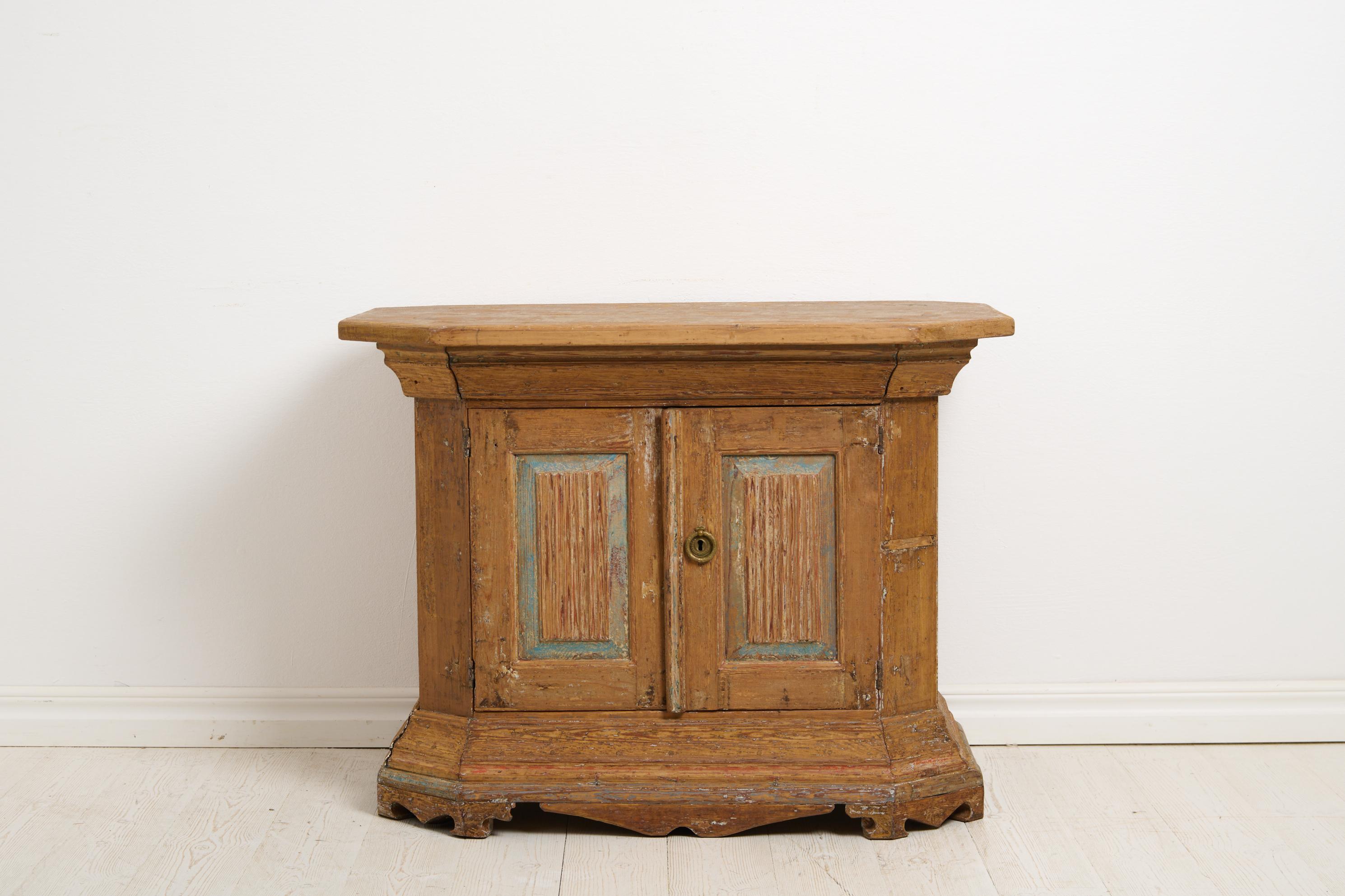 Antique Swedish Small Charming Country House Sideboard from the Early 1800s For Sale 1