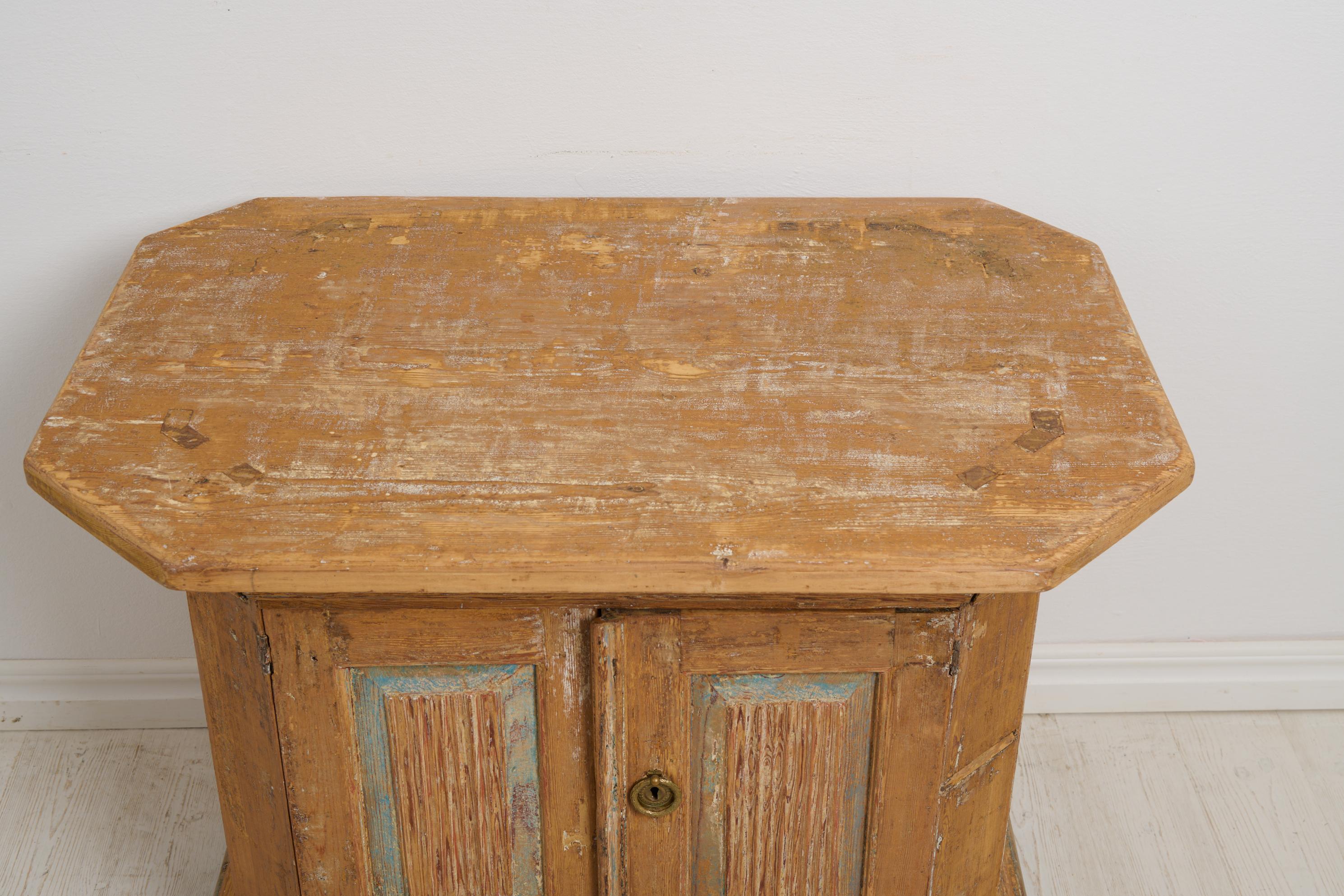 Antique Swedish Small Charming Country House Sideboard from the Early 1800s For Sale 2