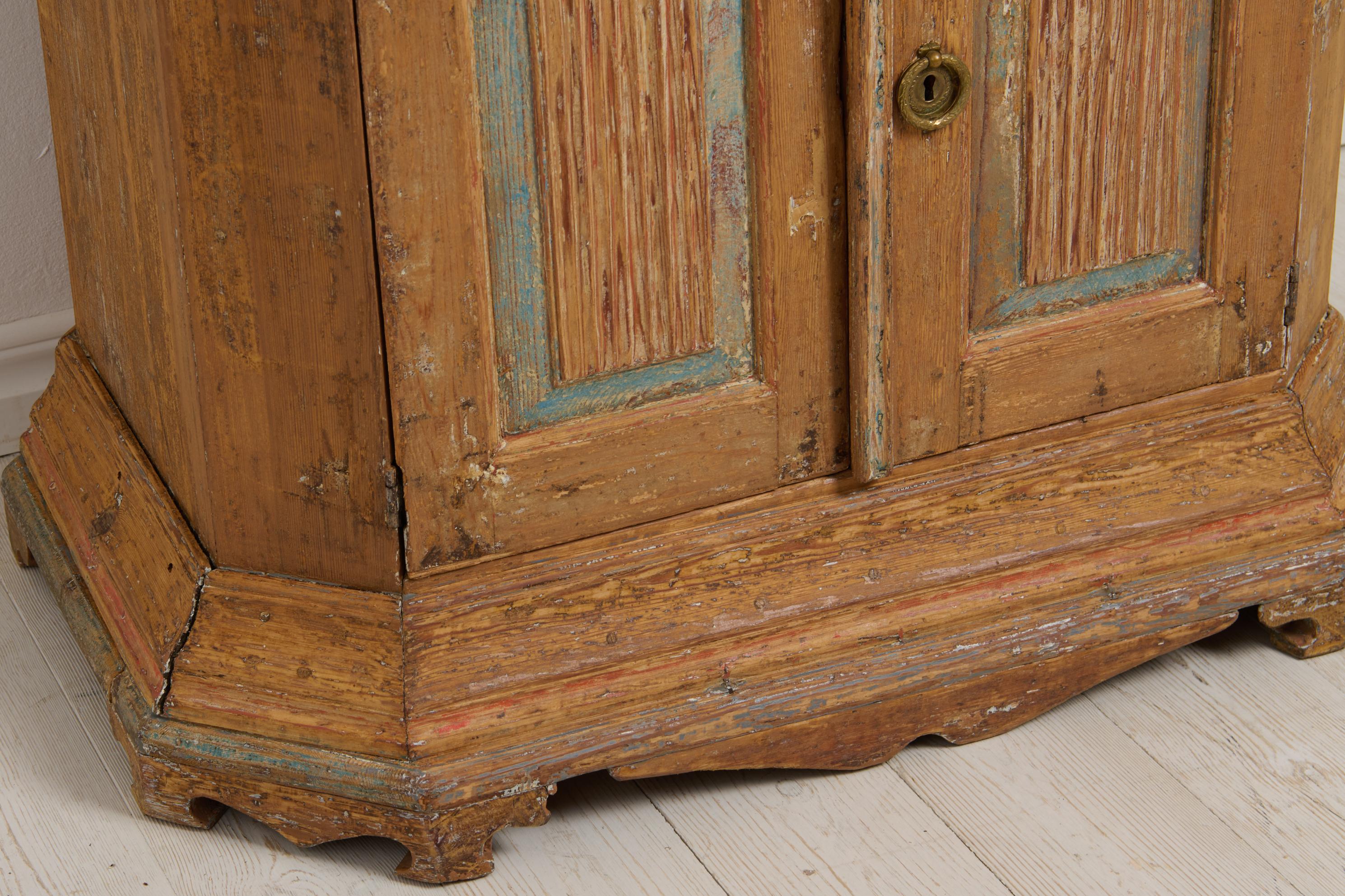 Antique Swedish Small Charming Country House Sideboard from the Early 1800s For Sale 3