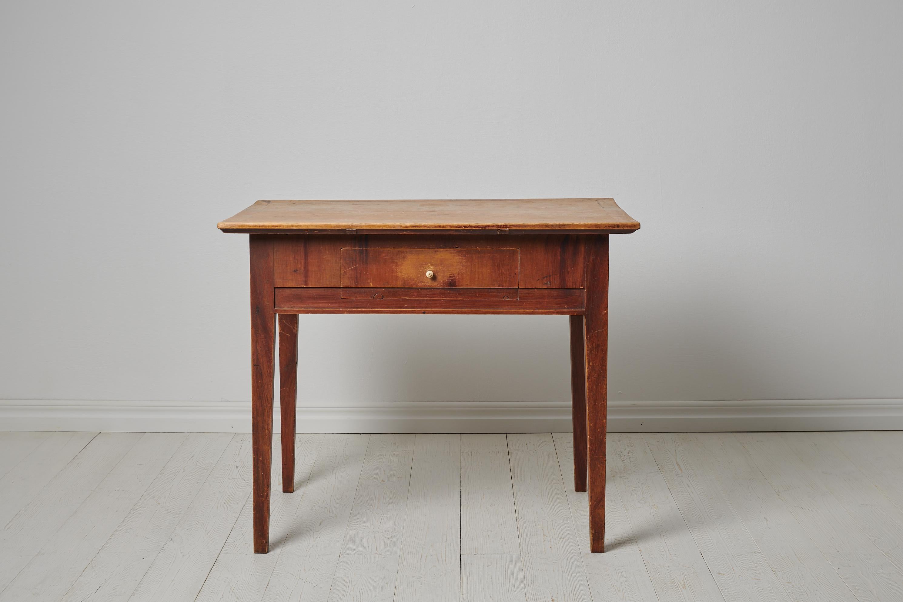Volkstümlicher Landhaustisch aus Nordschweden, hergestellt um 1820 bis 1840 aus Kiefer. Der Tisch ist eine authentische schwedische Landhausantiquität in unberührtem Originalzustand. Die Lackierung des Tisches ist original. Der Tisch ist in einem